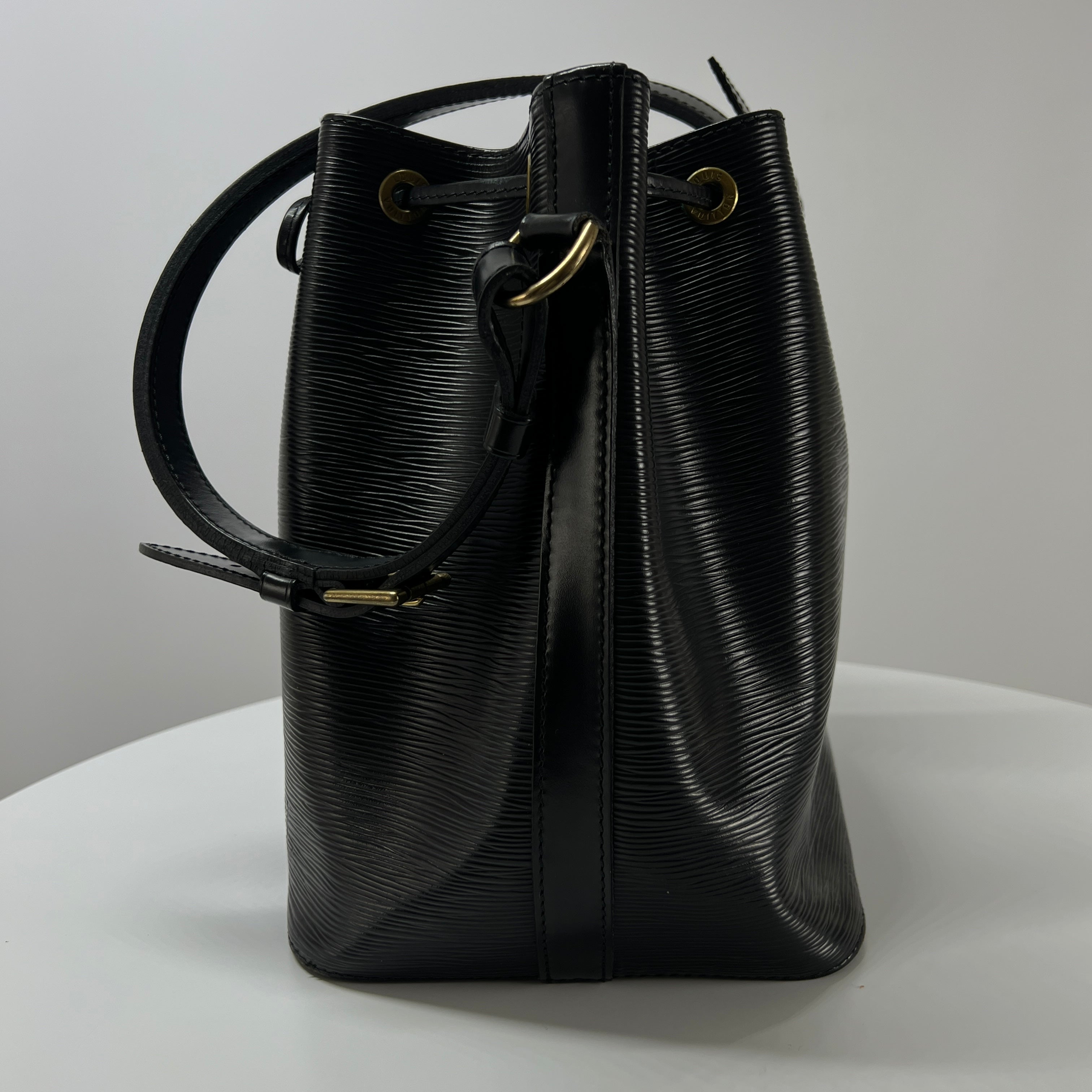 Sac sceau LOUIS VUITTON Noé PM cuir epi noir