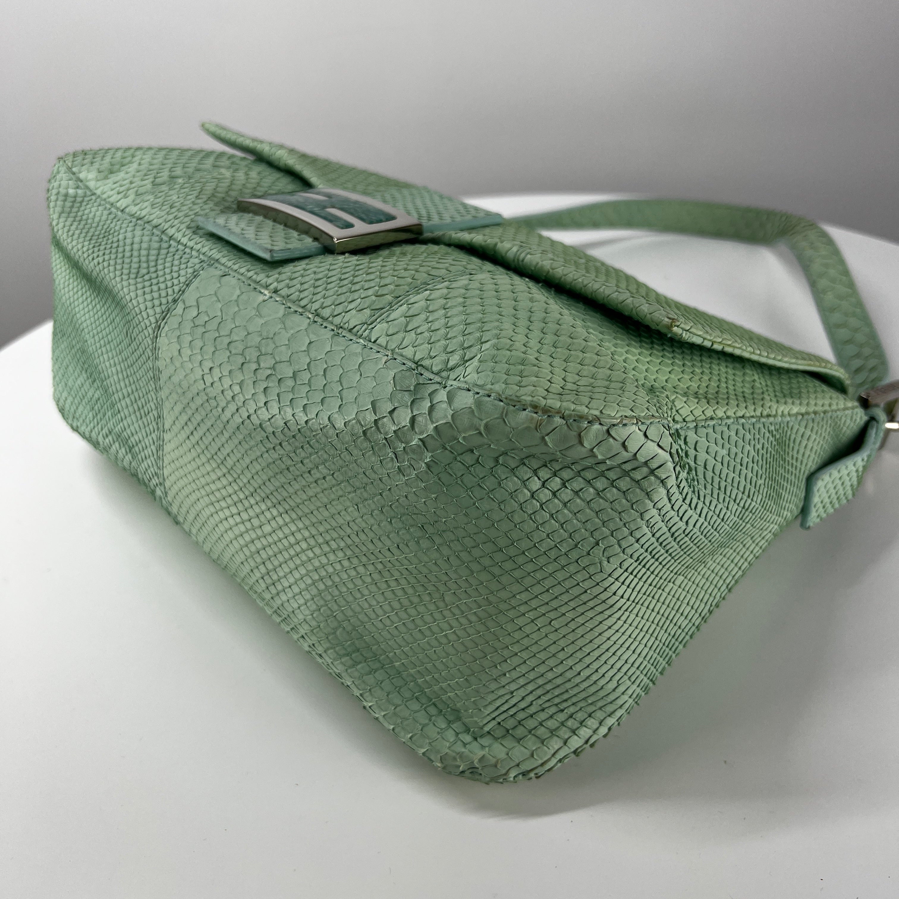 Sac à main FENDI Mamma Baguette cuir exotique python vert