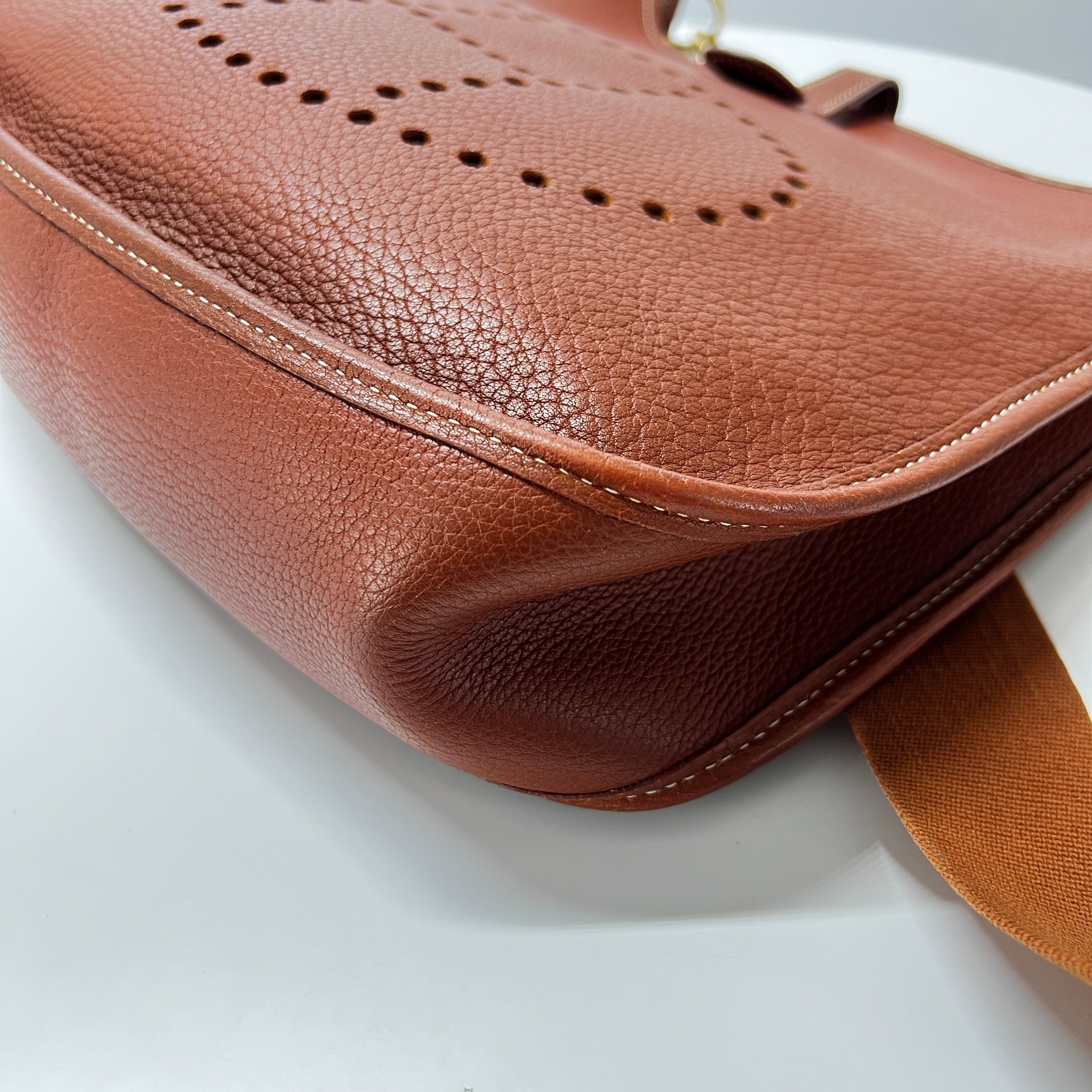 HERMES Evelyne lll handbag in brown clemence leather