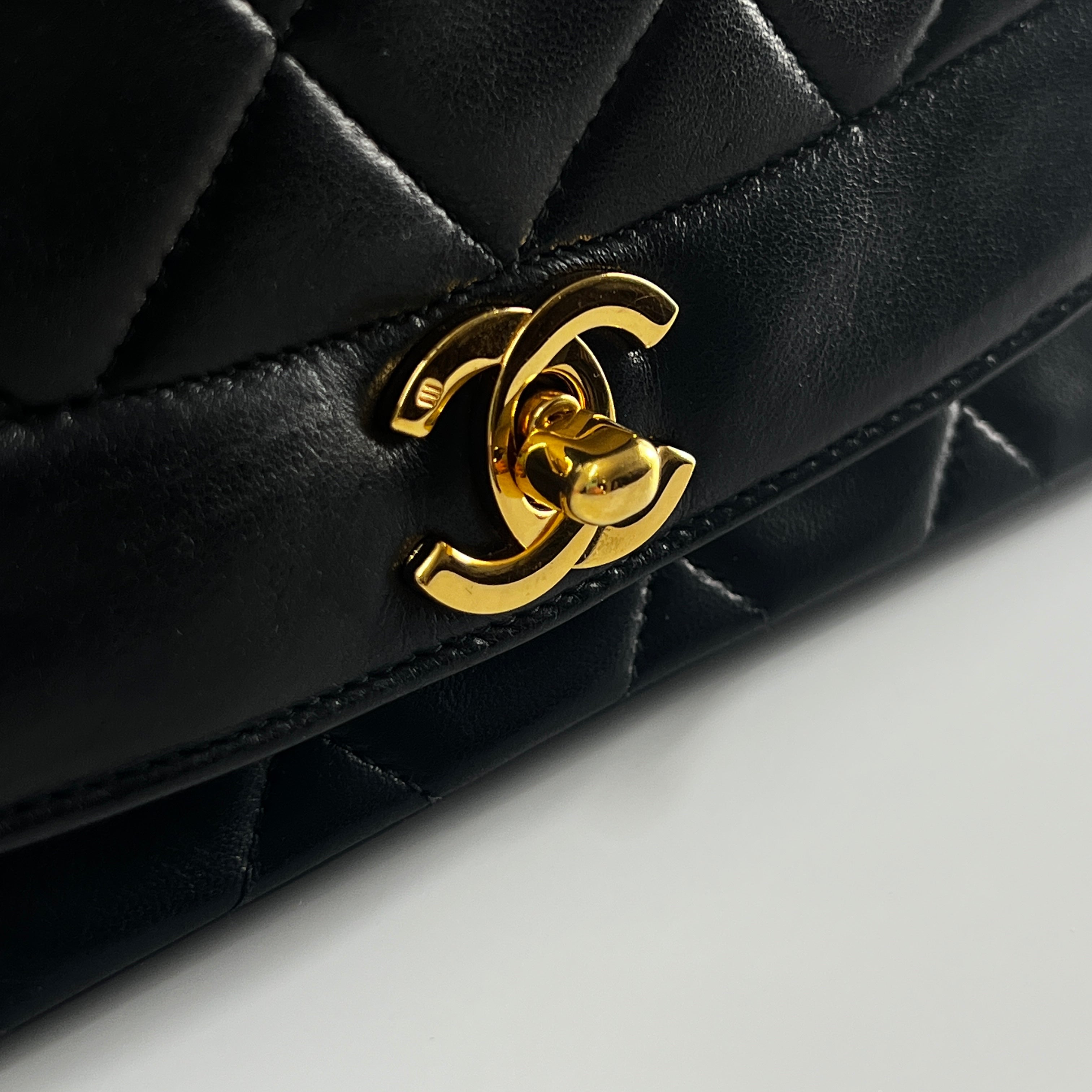Sac à main CHANEL Diana Medium cuir noir