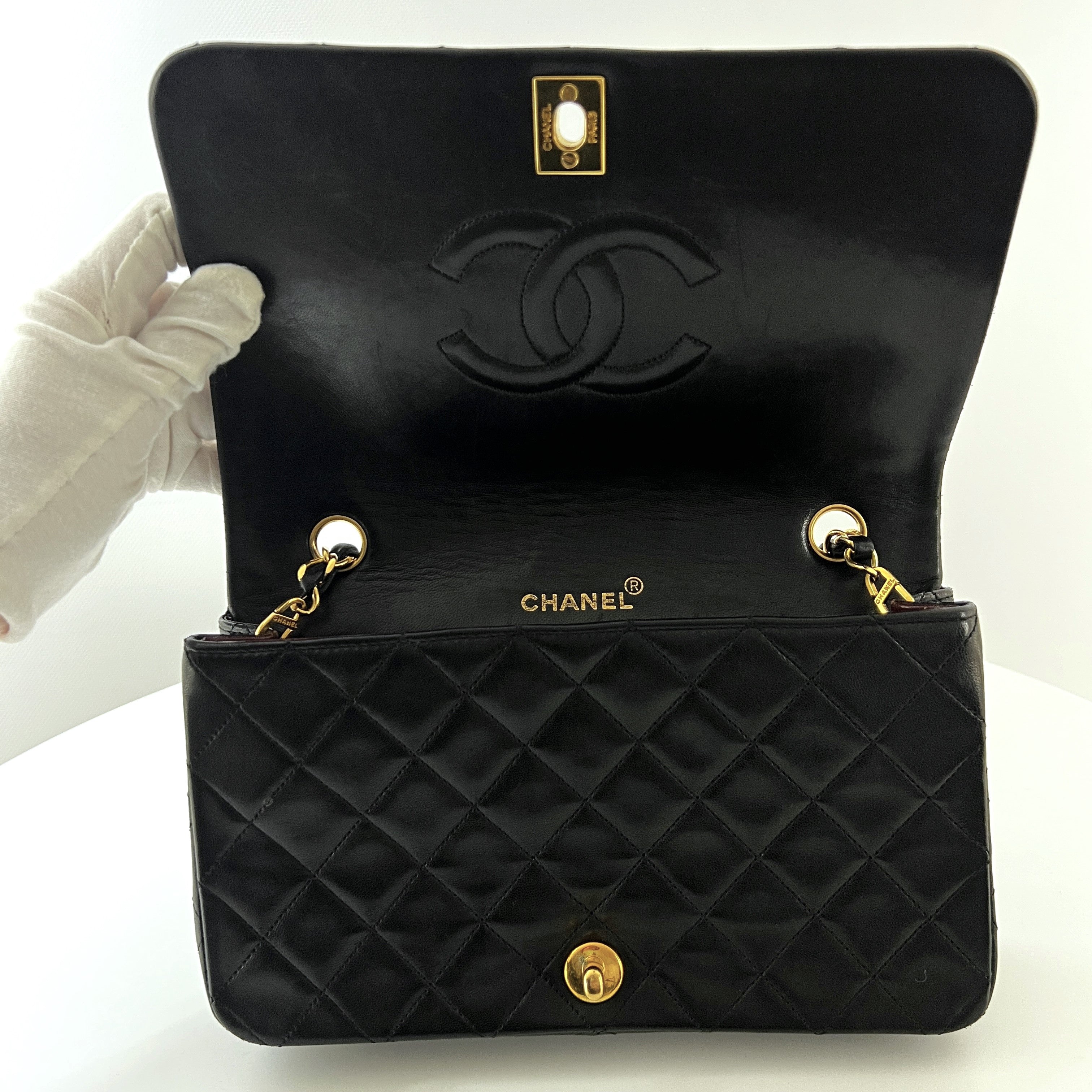 Sac à main CHANEL Timeless classique matelassé single flap cuir noir