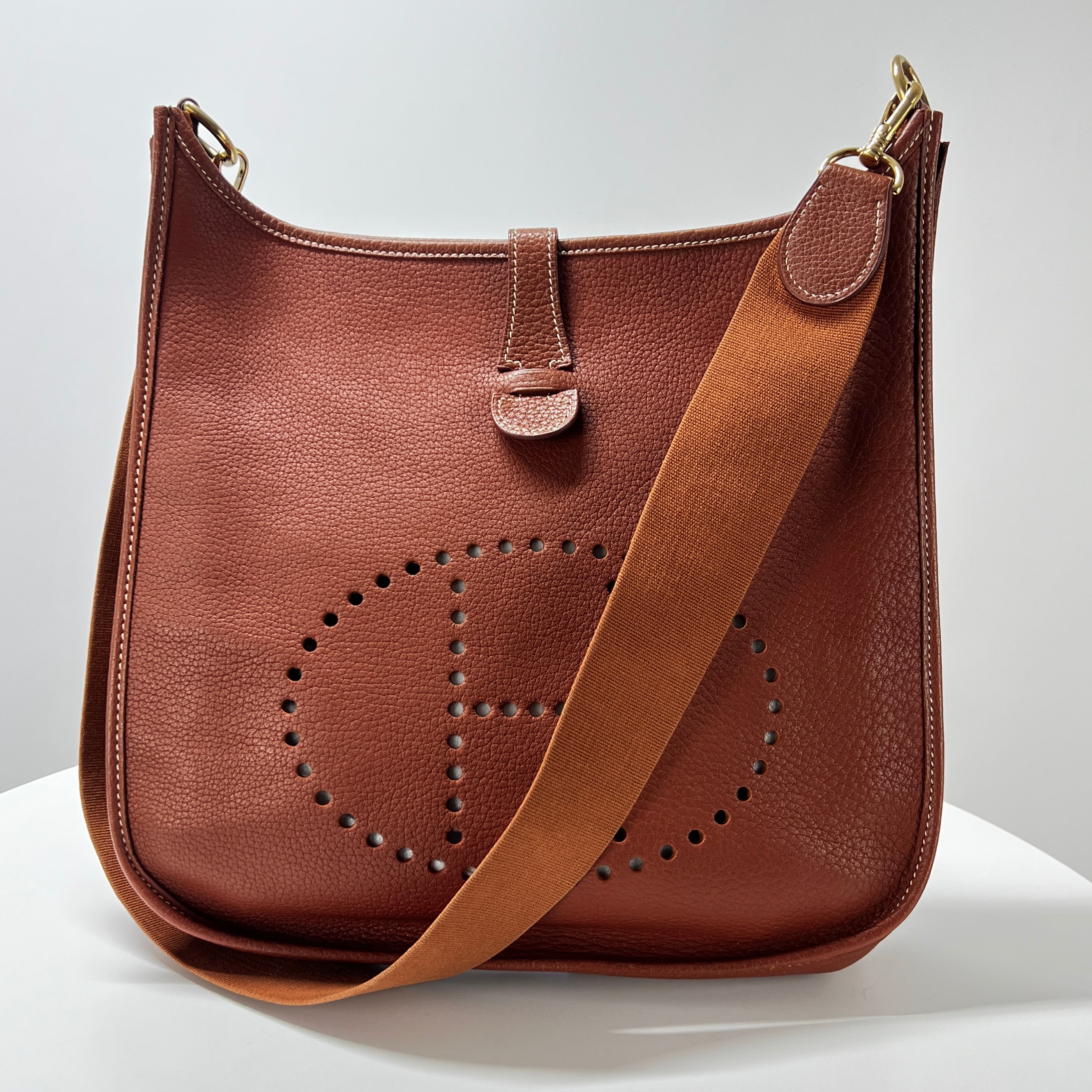 HERMES Evelyne lll handbag in brown clemence leather