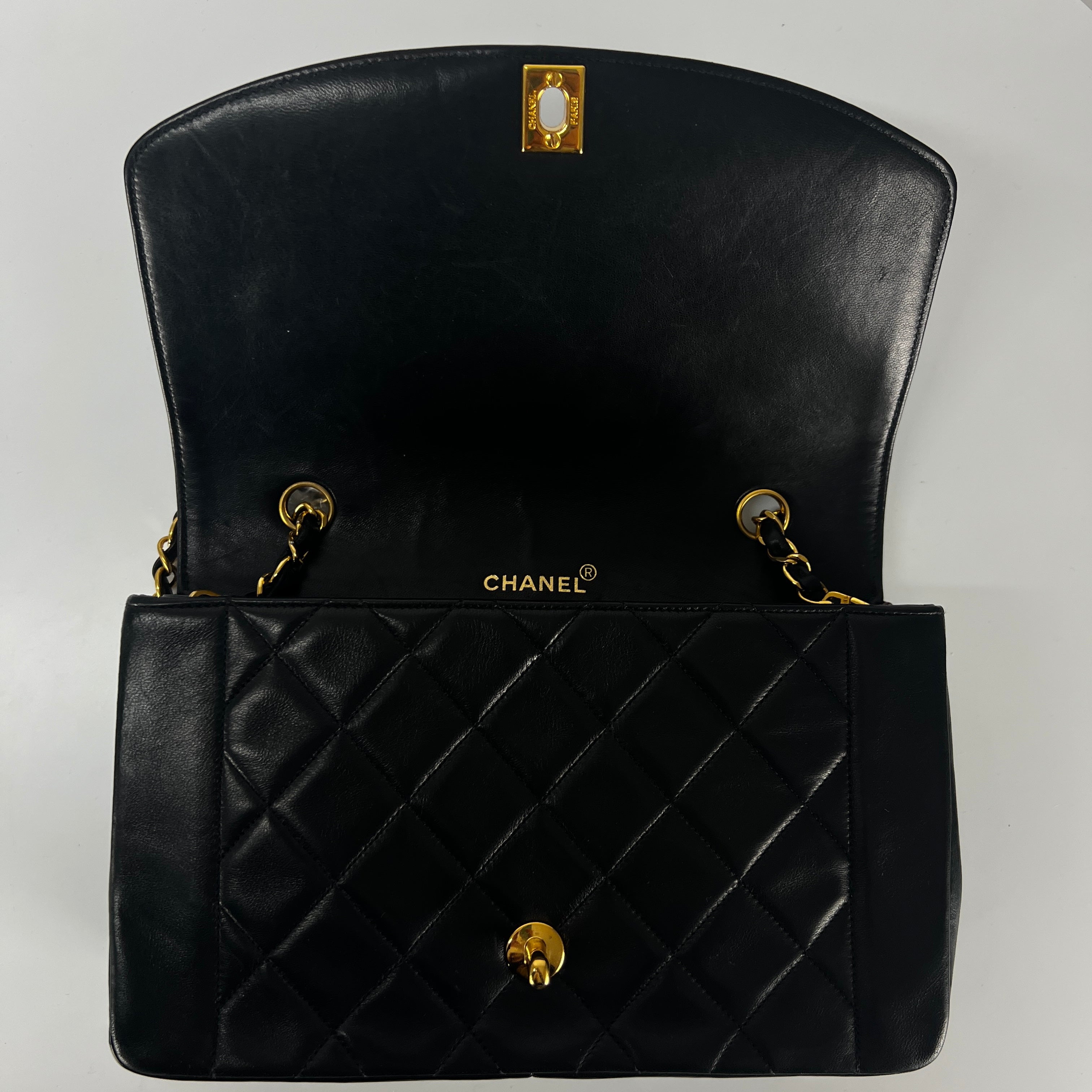 Sac à main CHANEL Diana Medium cuir noir