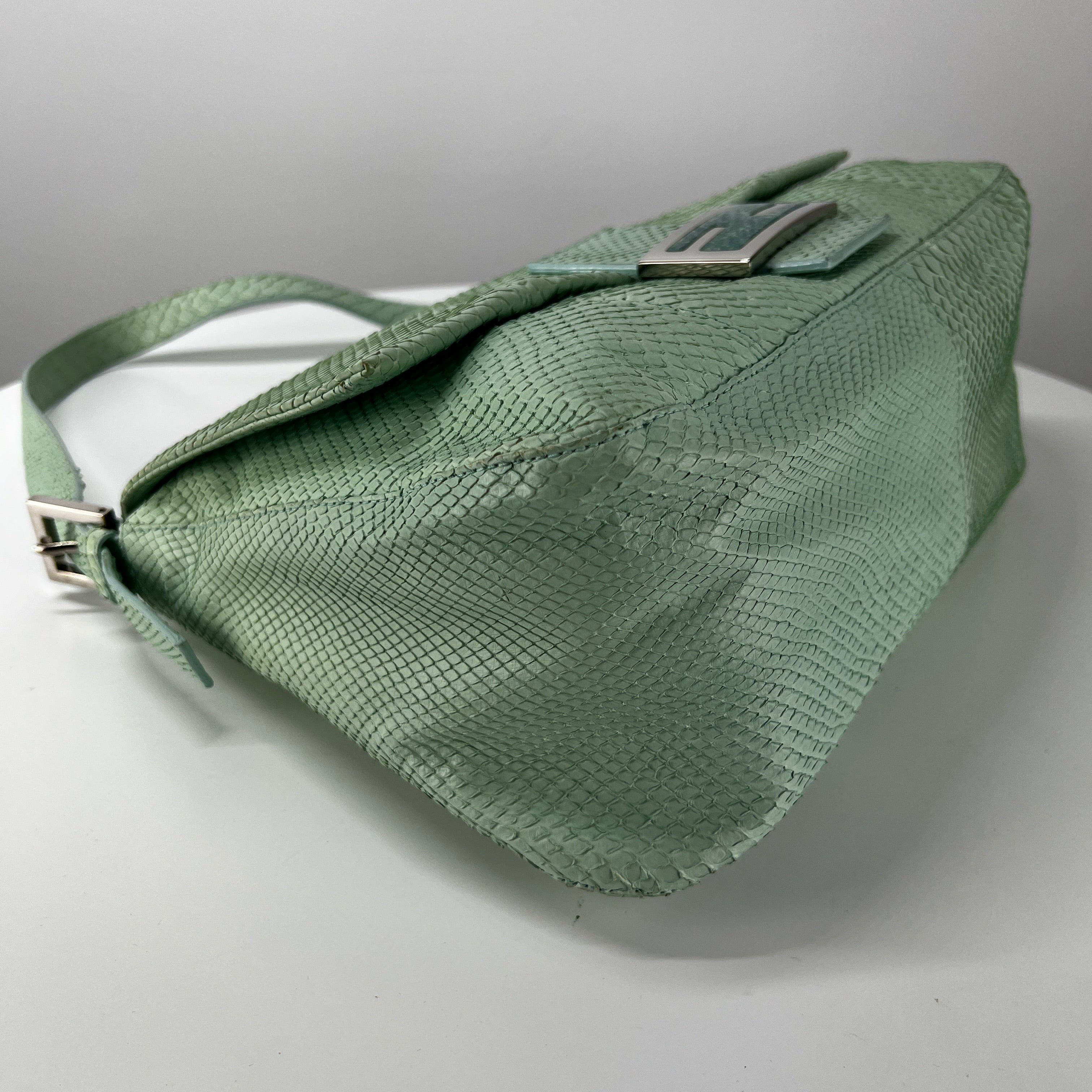 Sac à main FENDI Mamma Baguette cuir exotique python vert