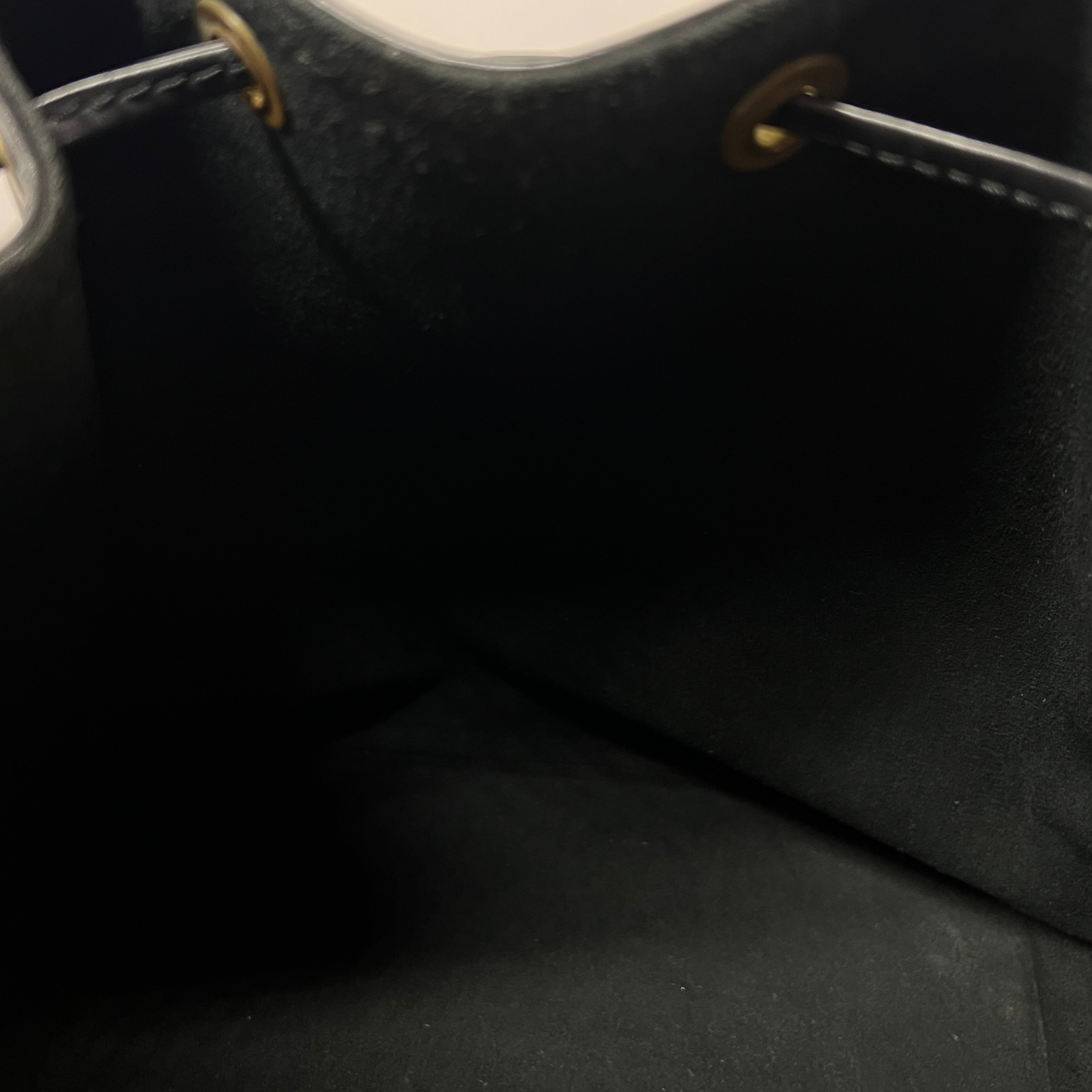 Sac sceau LOUIS VUITTON Noé PM cuir epi noir