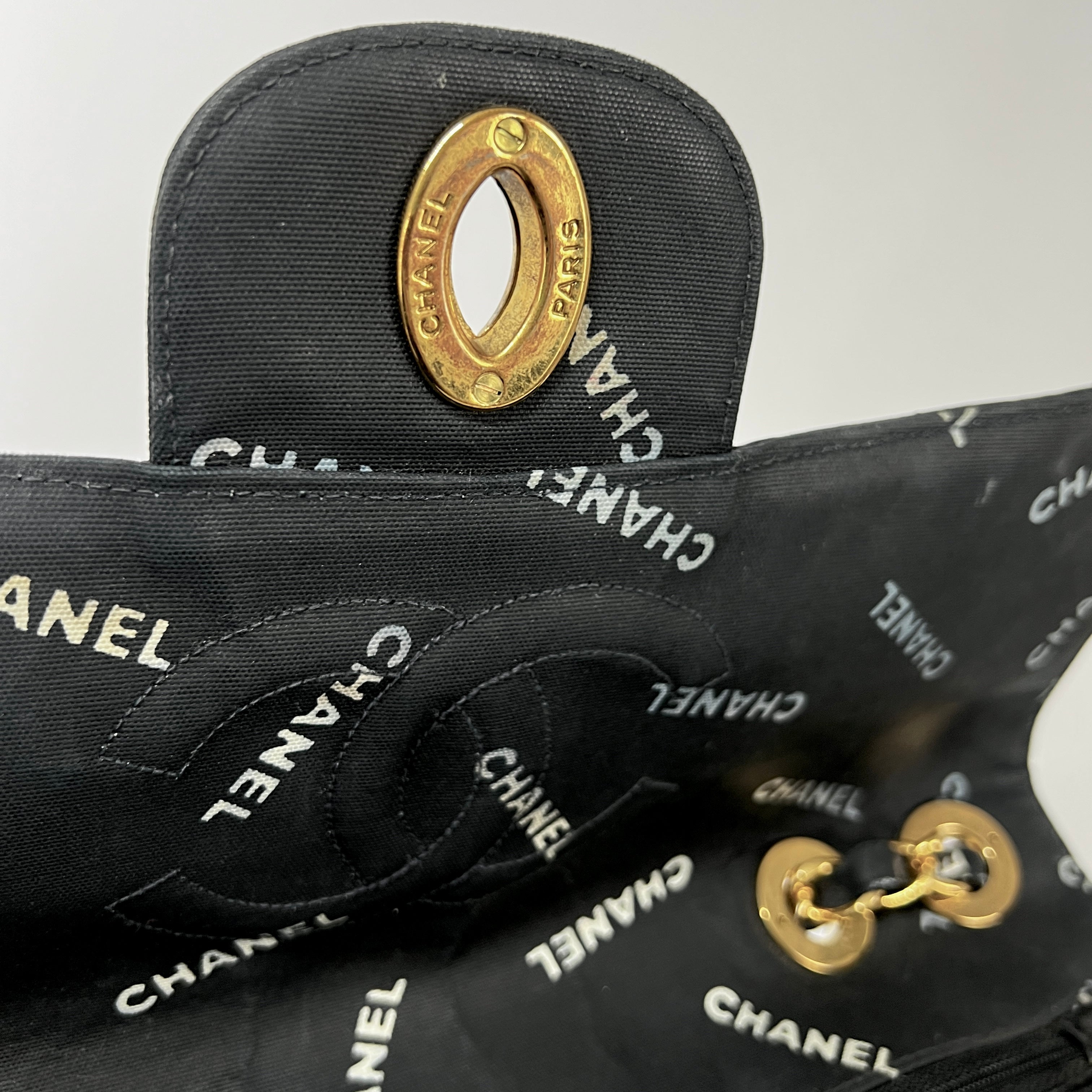 Sac à main CHANEL Jumbo toile noir