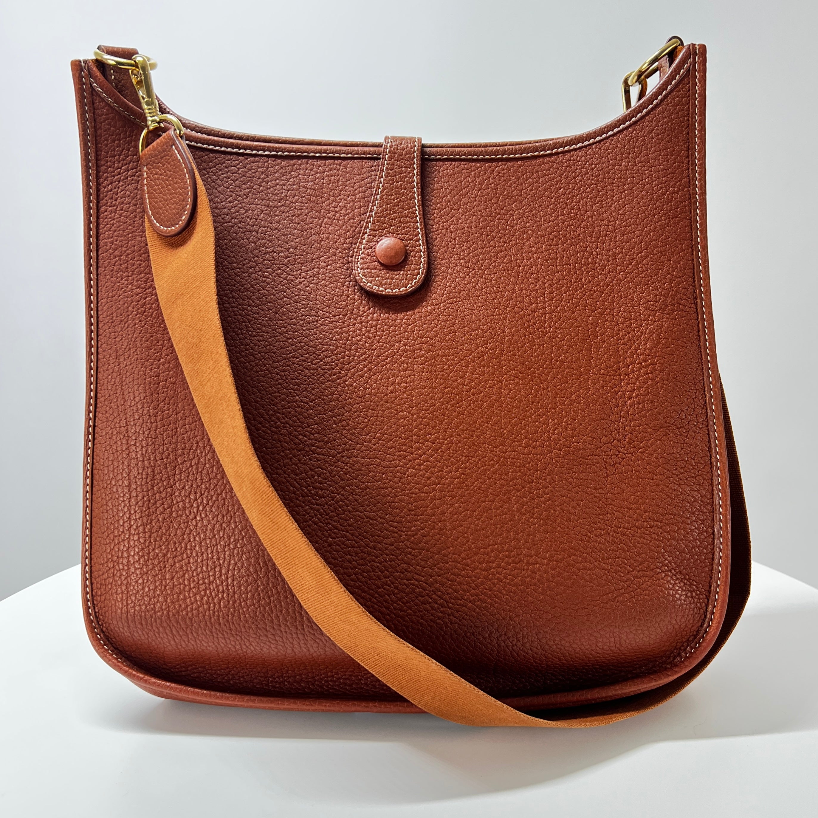 HERMES Evelyne lll handbag in brown clemence leather