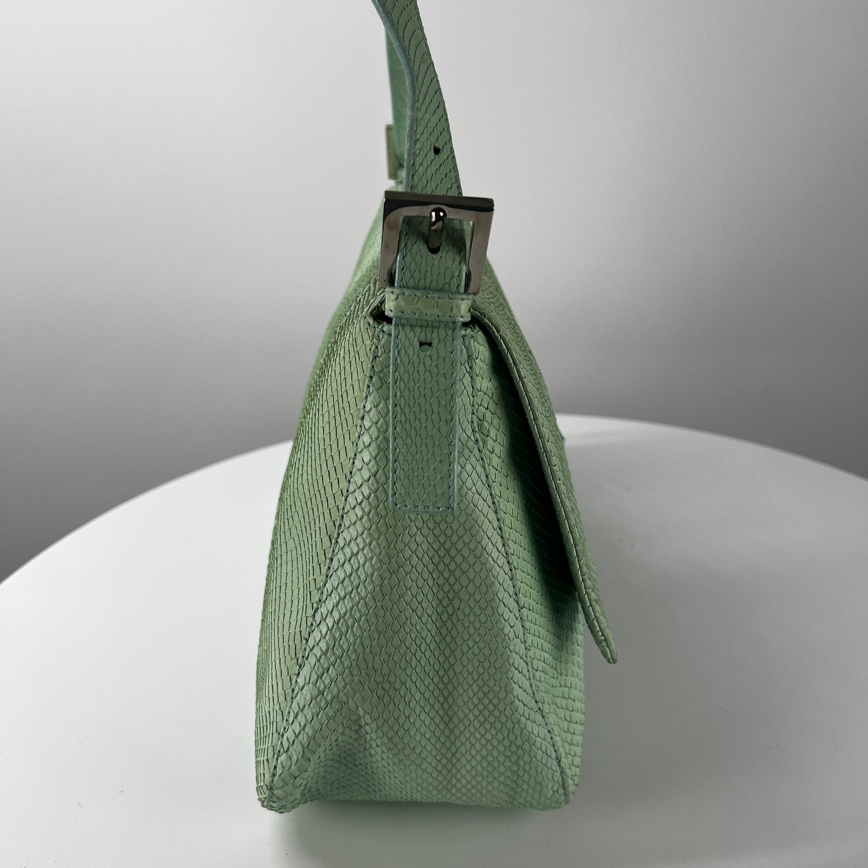 Sac à main FENDI Mamma Baguette cuir exotique python vert