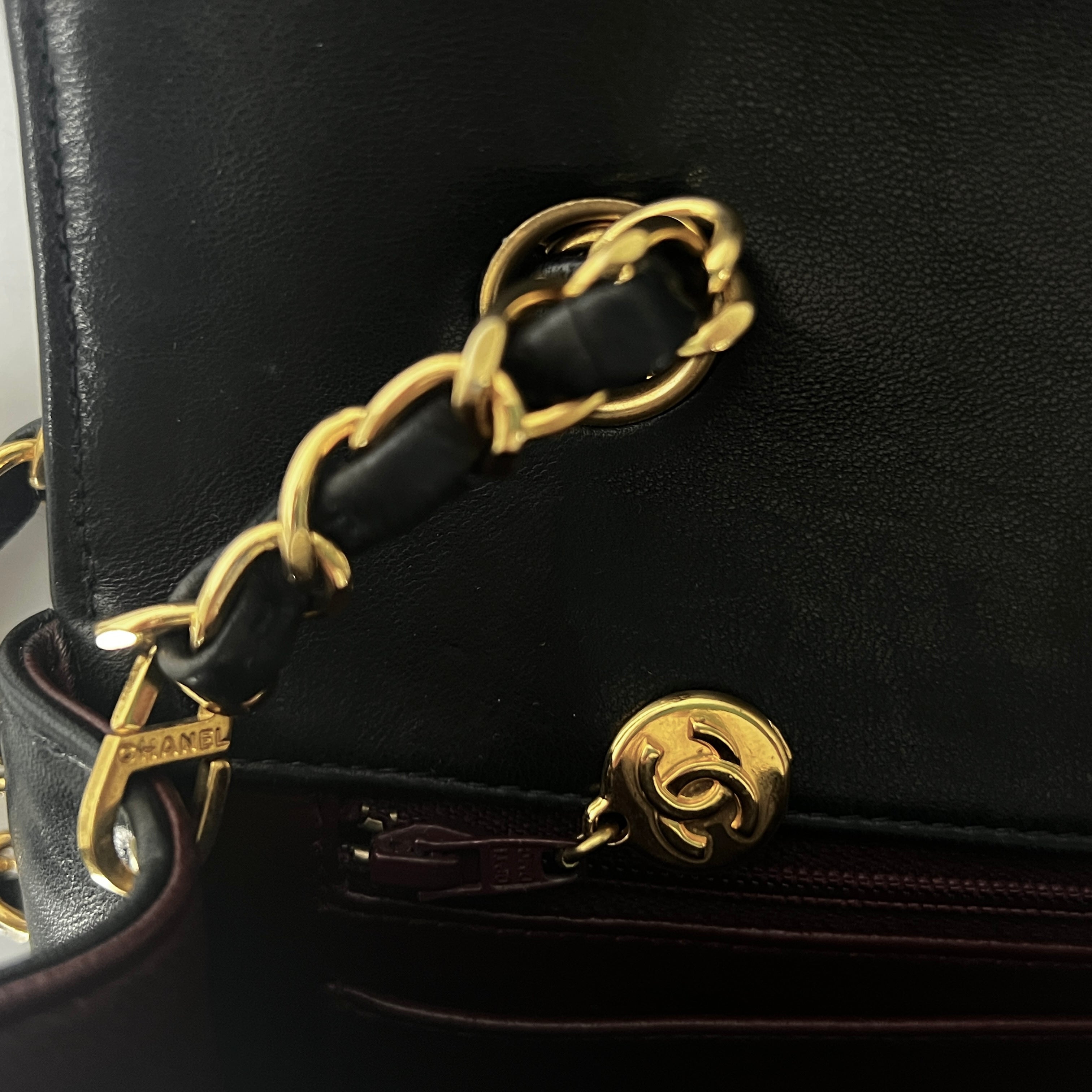 Sac à main CHANEL Diana Medium cuir noir