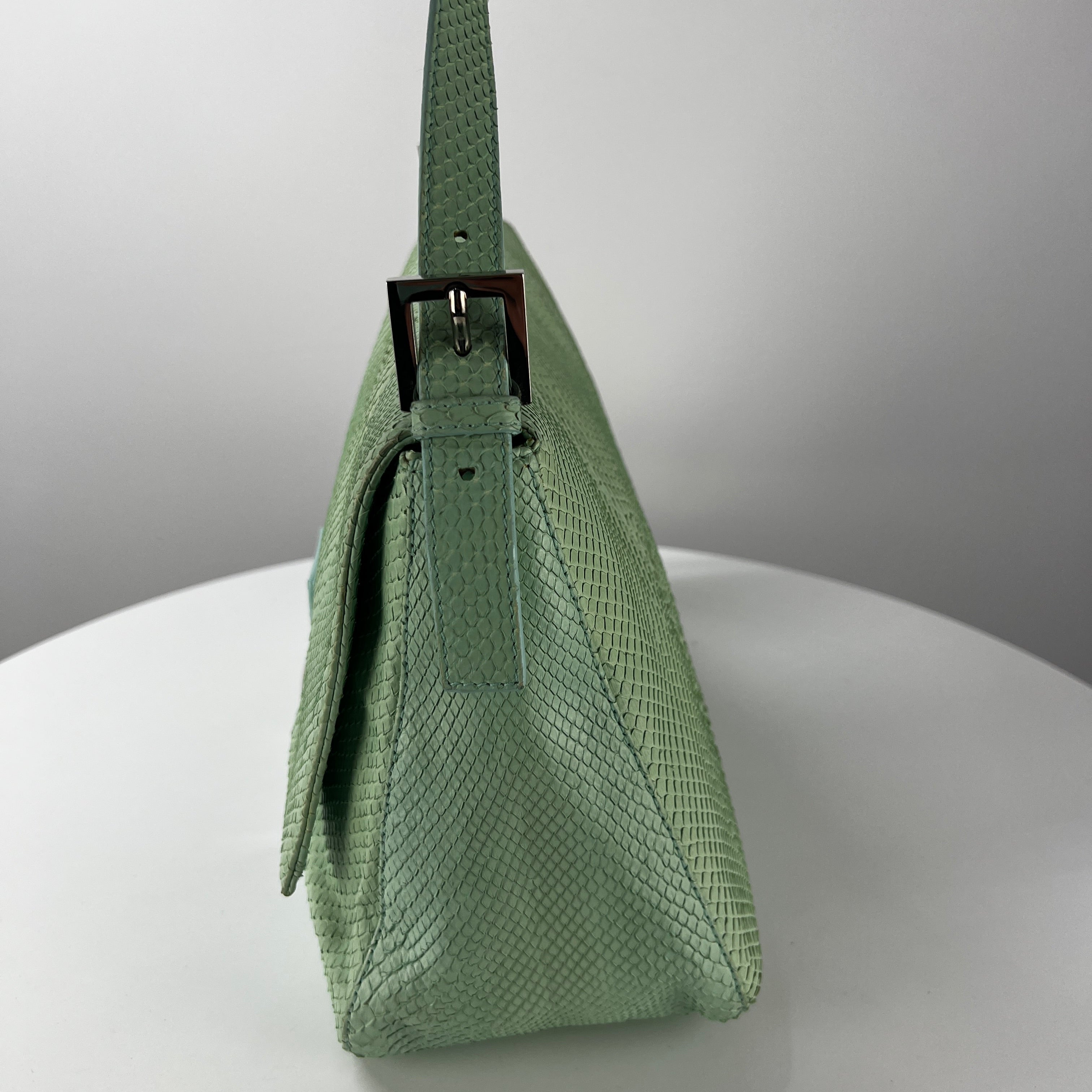 Sac à main FENDI Mamma Baguette cuir exotique python vert