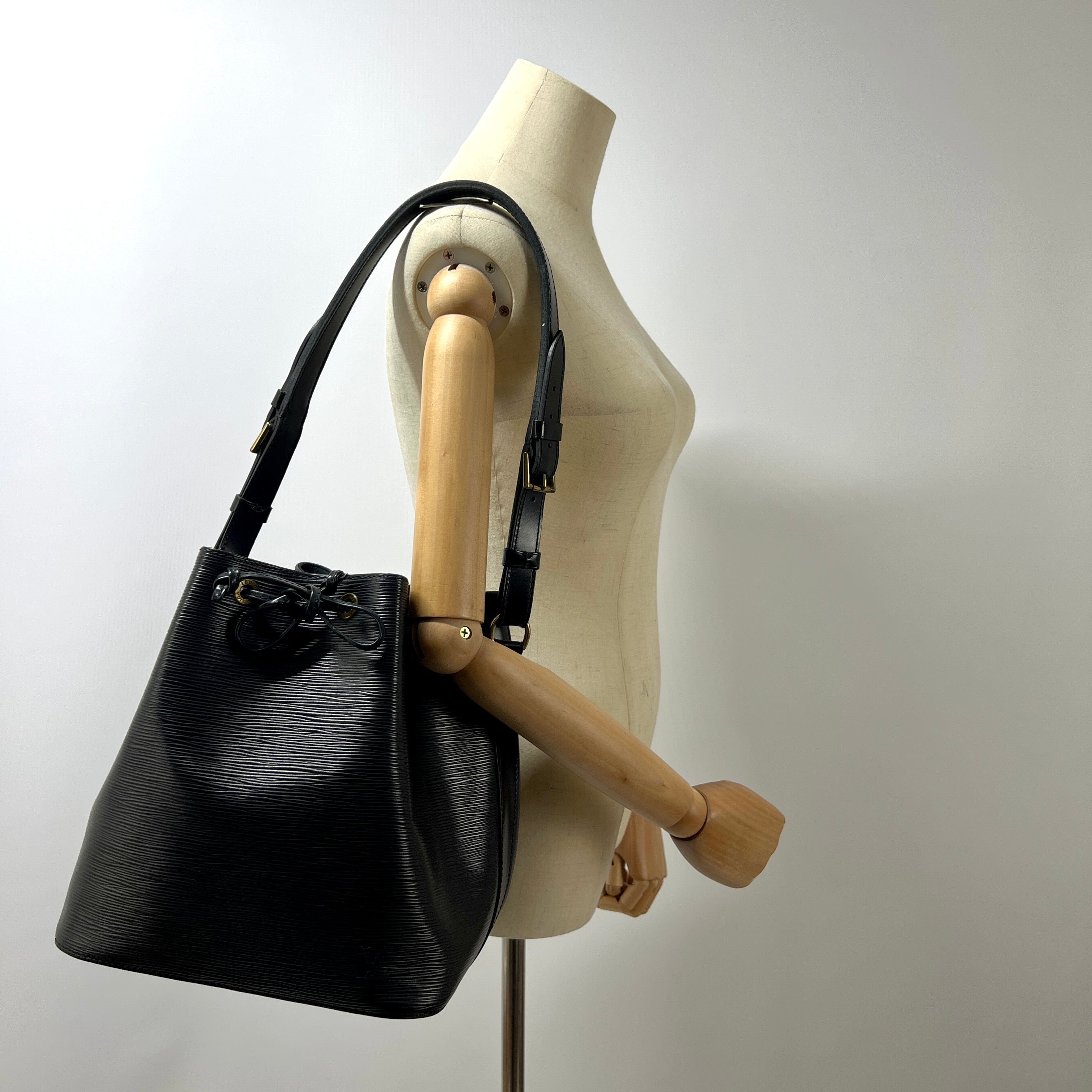 LOUIS VUITTON Noé PM bucket bag in black epi leather