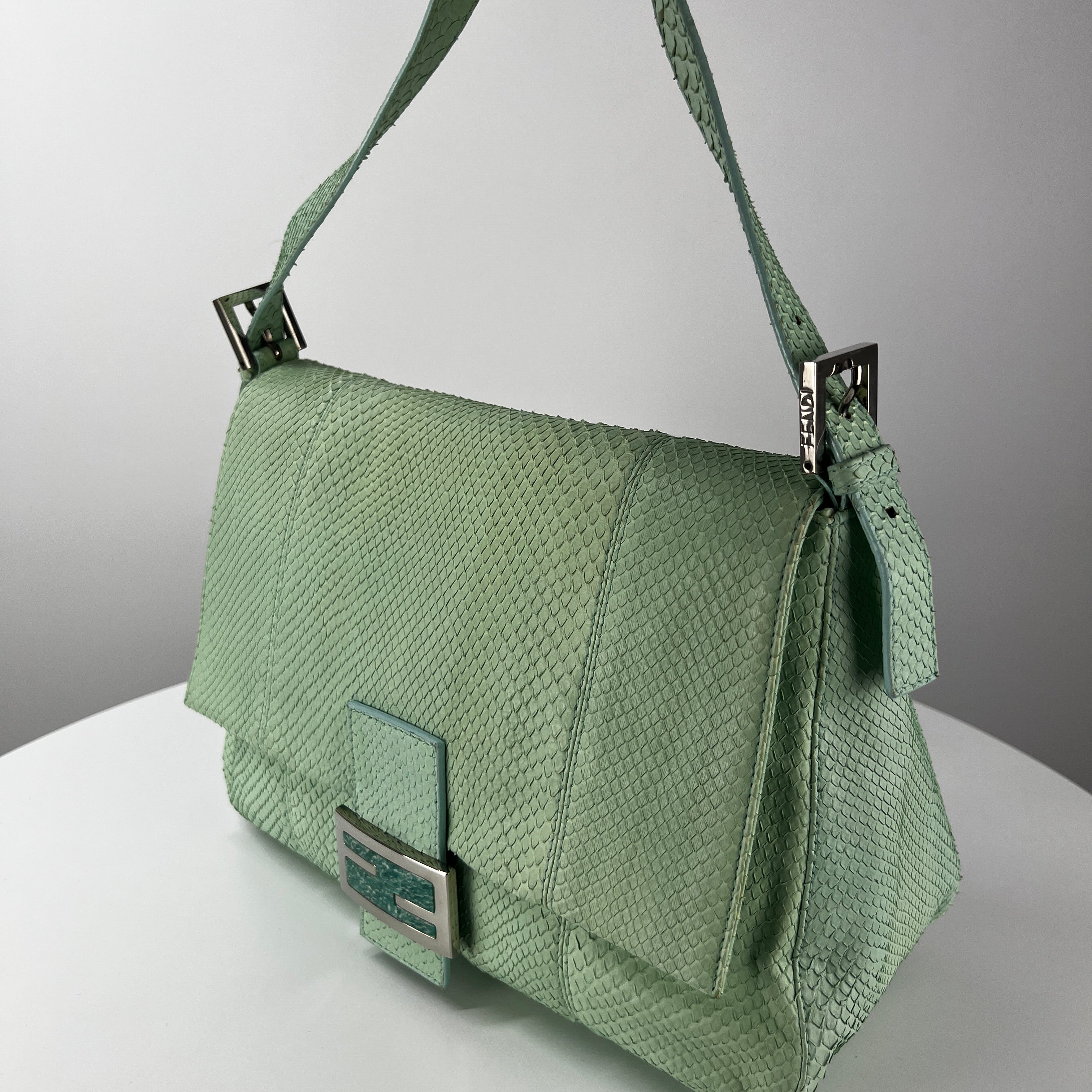 Sac à main FENDI Mamma Baguette cuir exotique python vert