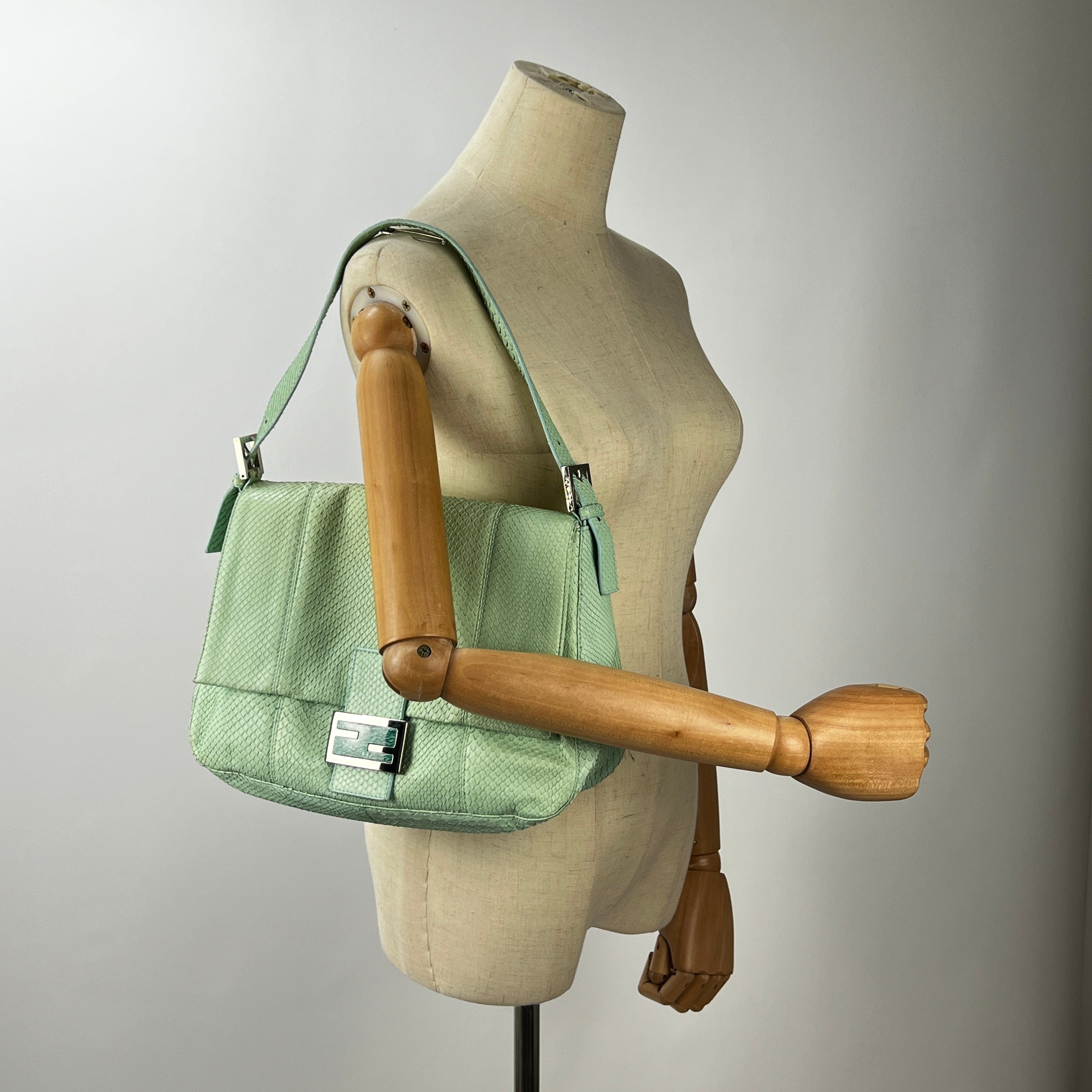 Sac à main FENDI Mamma Baguette cuir exotique python vert