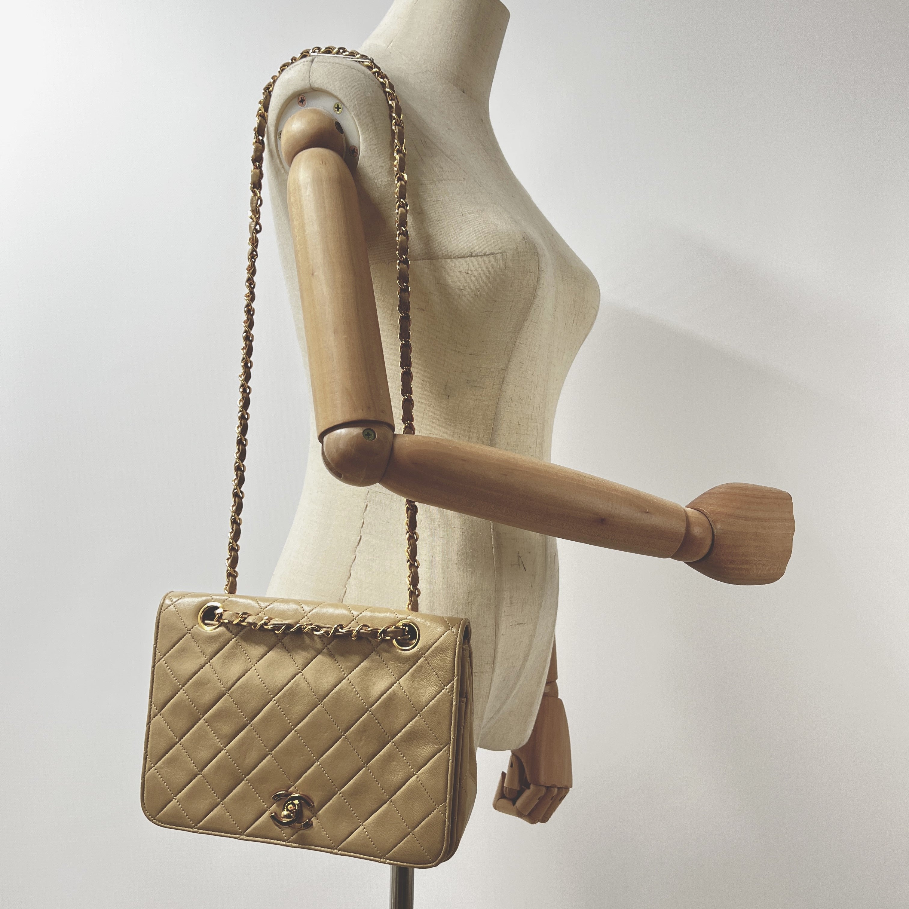 Sac à main CHANEL Timeless classique matelassé single flap cuir beige