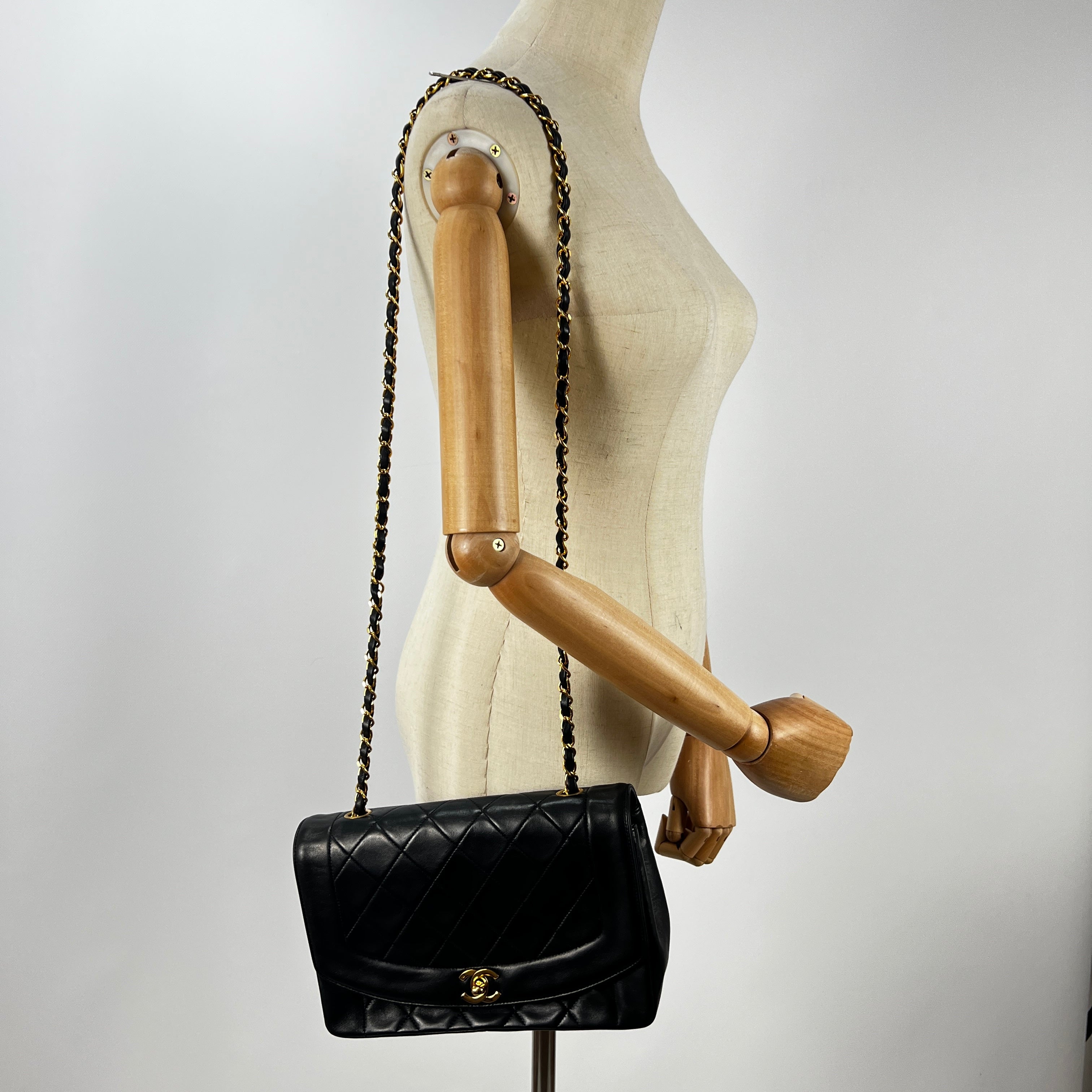 Sac à main CHANEL Diana Medium cuir noir