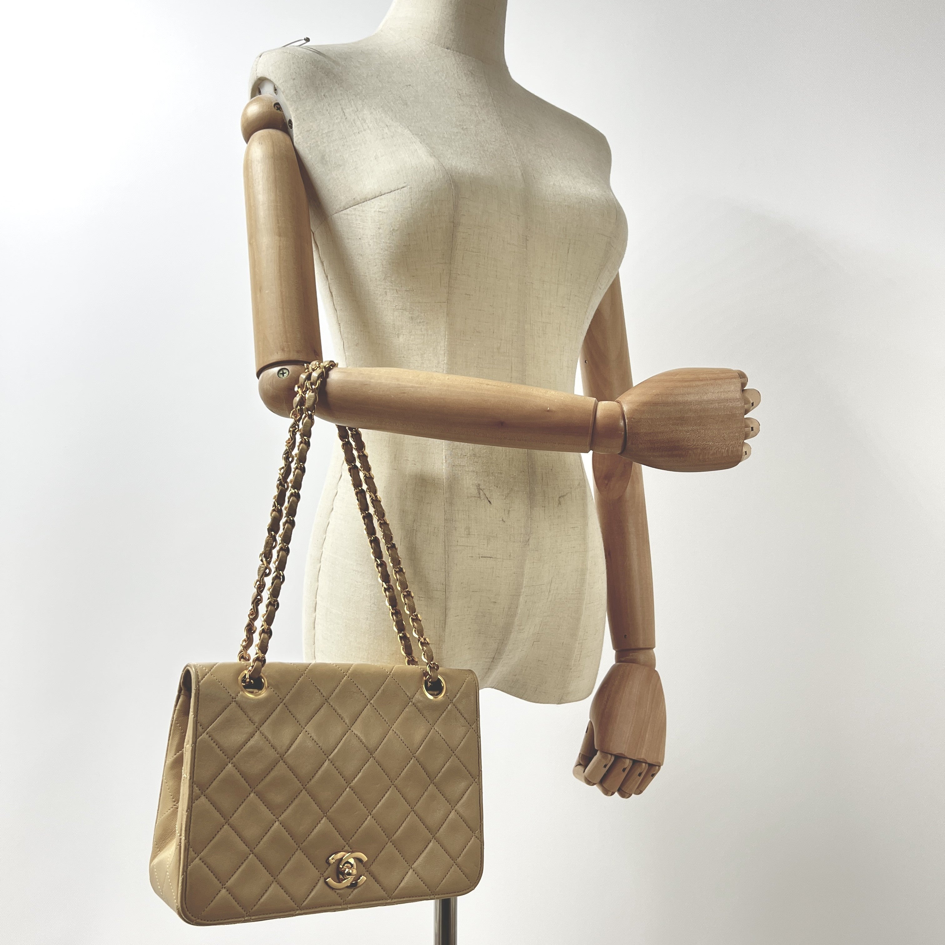 Sac à main CHANEL Timeless classique matelassé single flap cuir beige