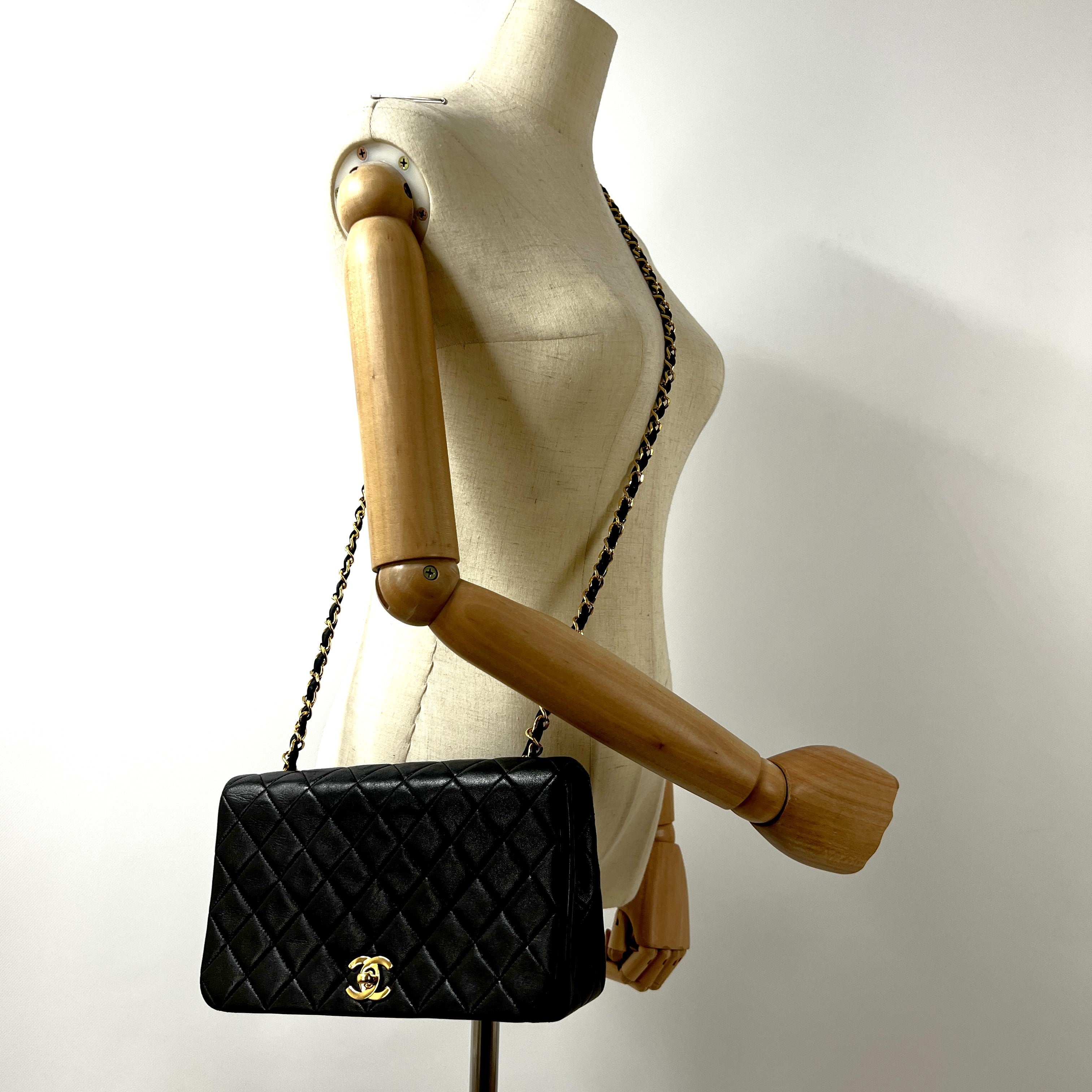 Sac à main CHANEL Timeless classique matelassé single flap cuir noir
