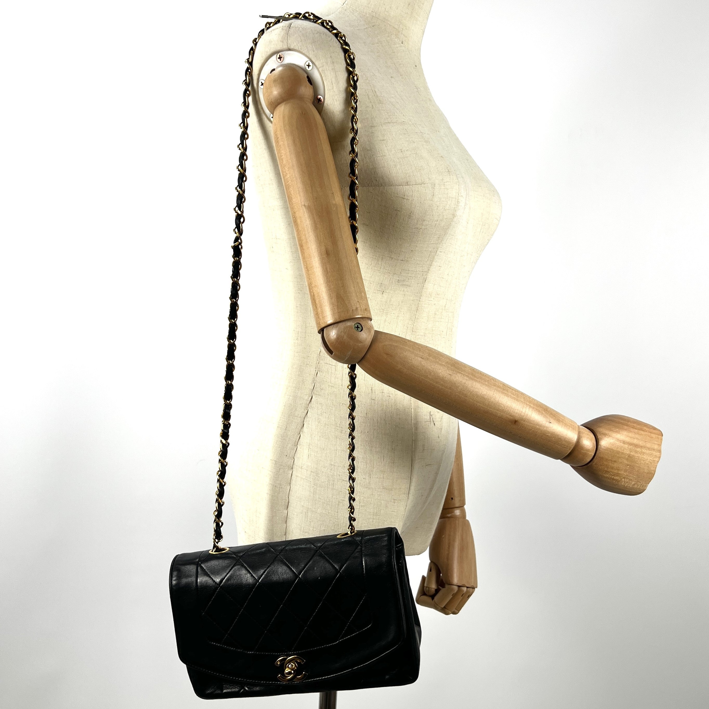 Sac à main CHANEL Diana Small cuir noir