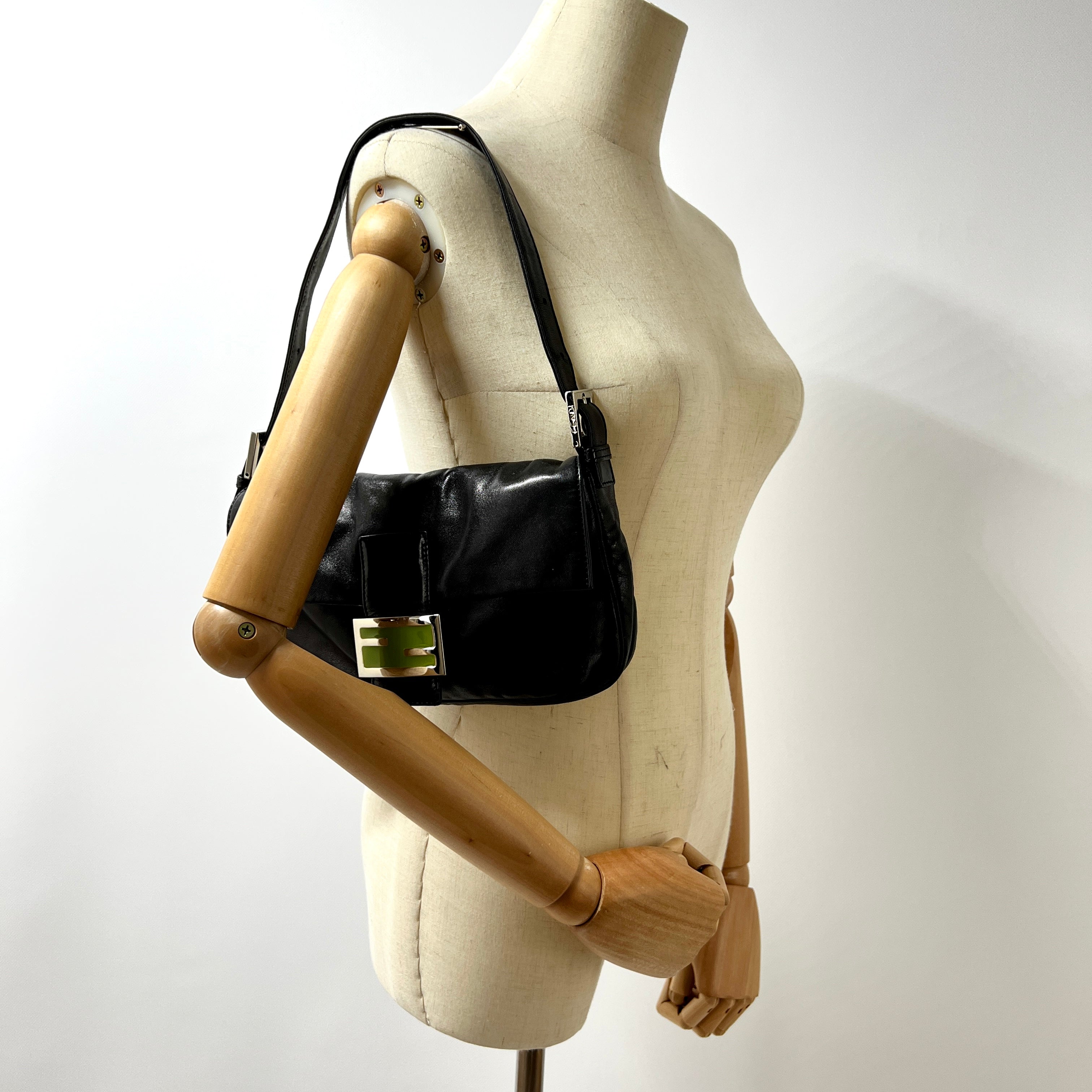 Sac à main FENDI Mamma Baguette cuir noir
