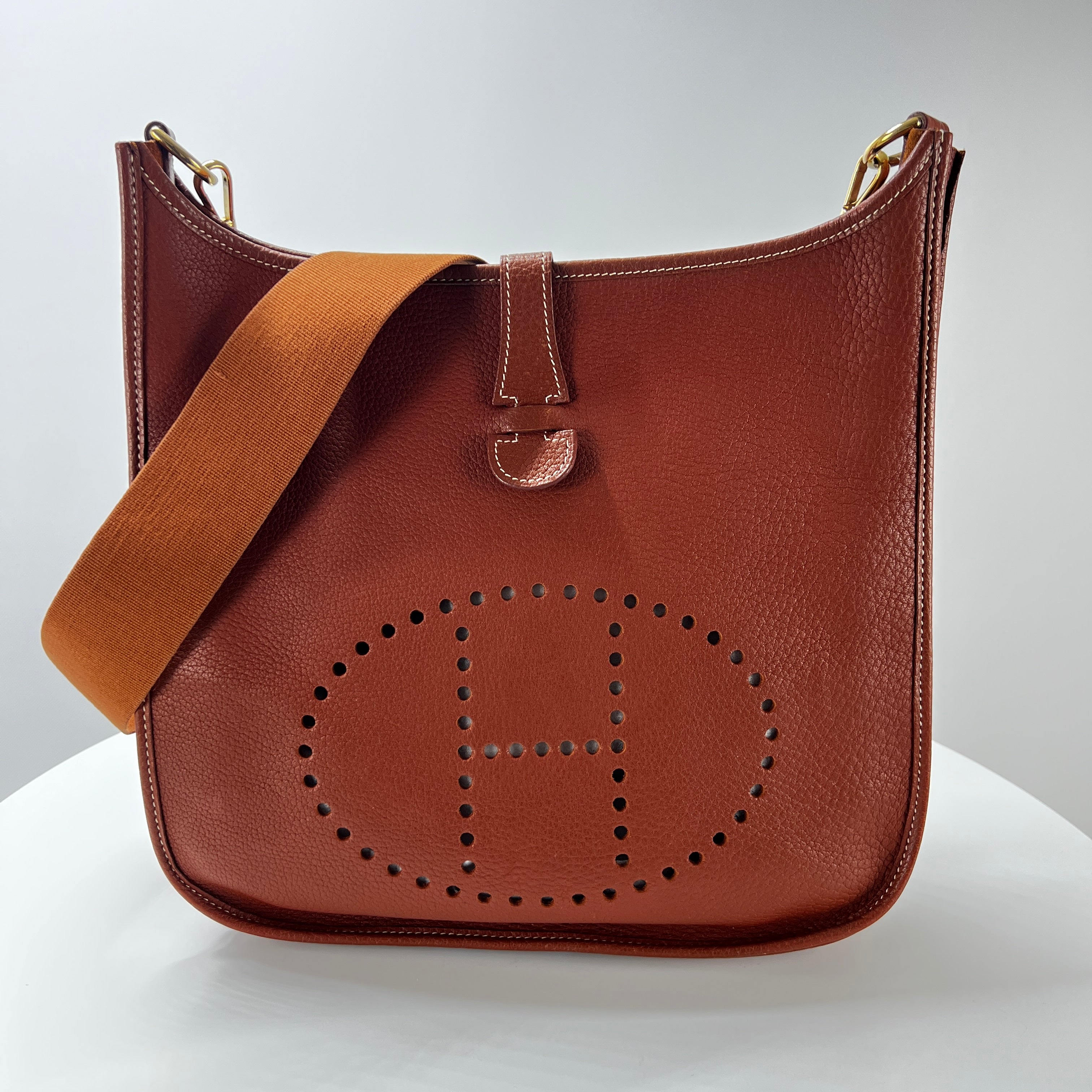 HERMES Evelyne lll handbag in brown clemence leather