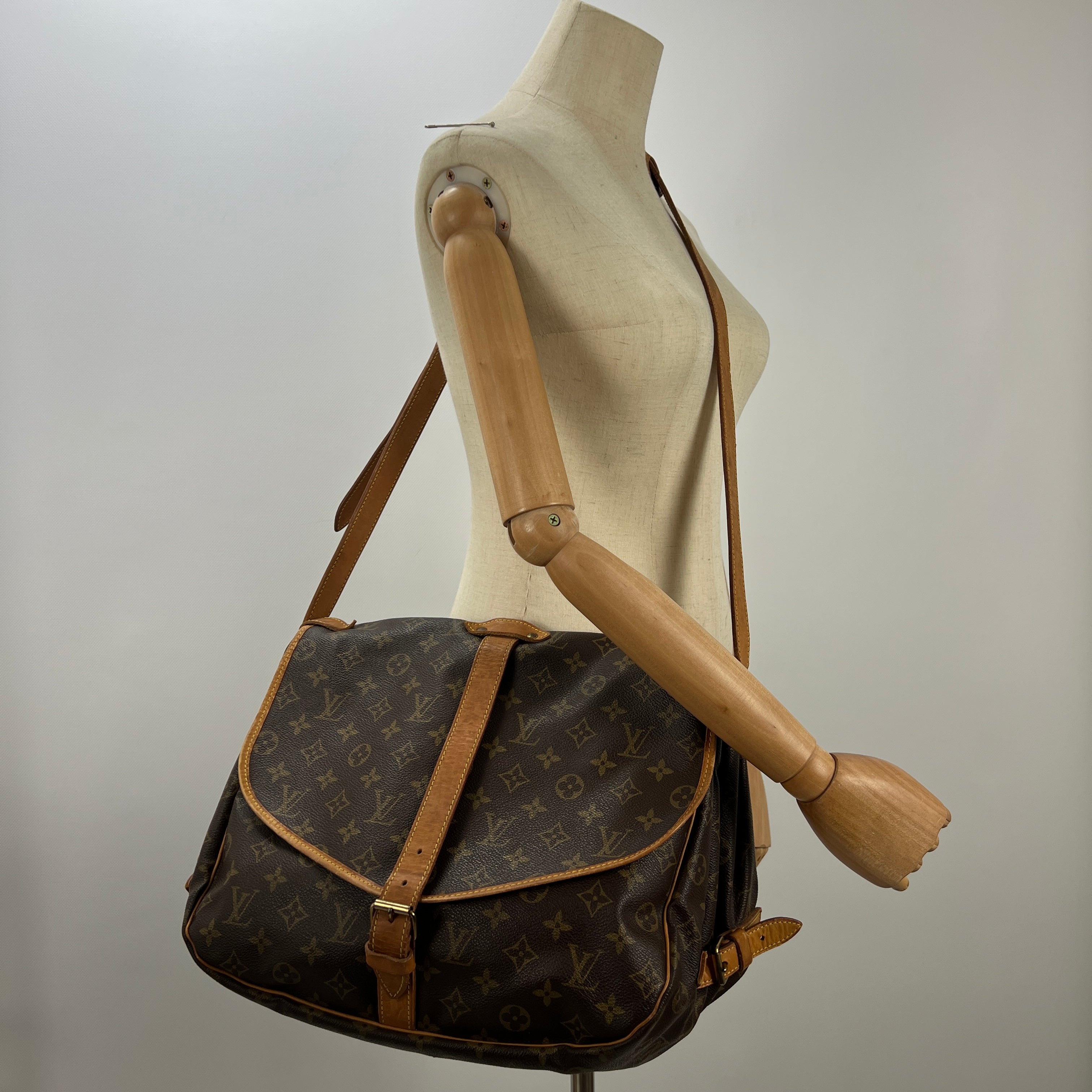 LOUIS VUITTON Saumur 30 canvas and brown leather handbag
