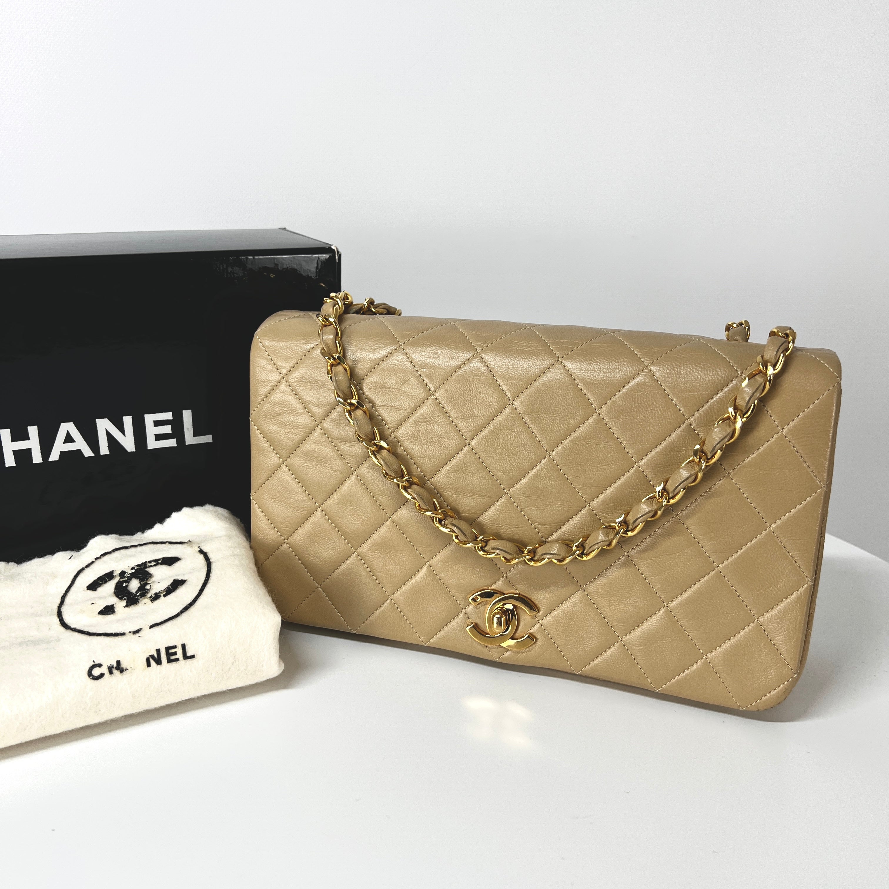 Sac à main CHANEL Timeless classique matelassé single flap cuir beige