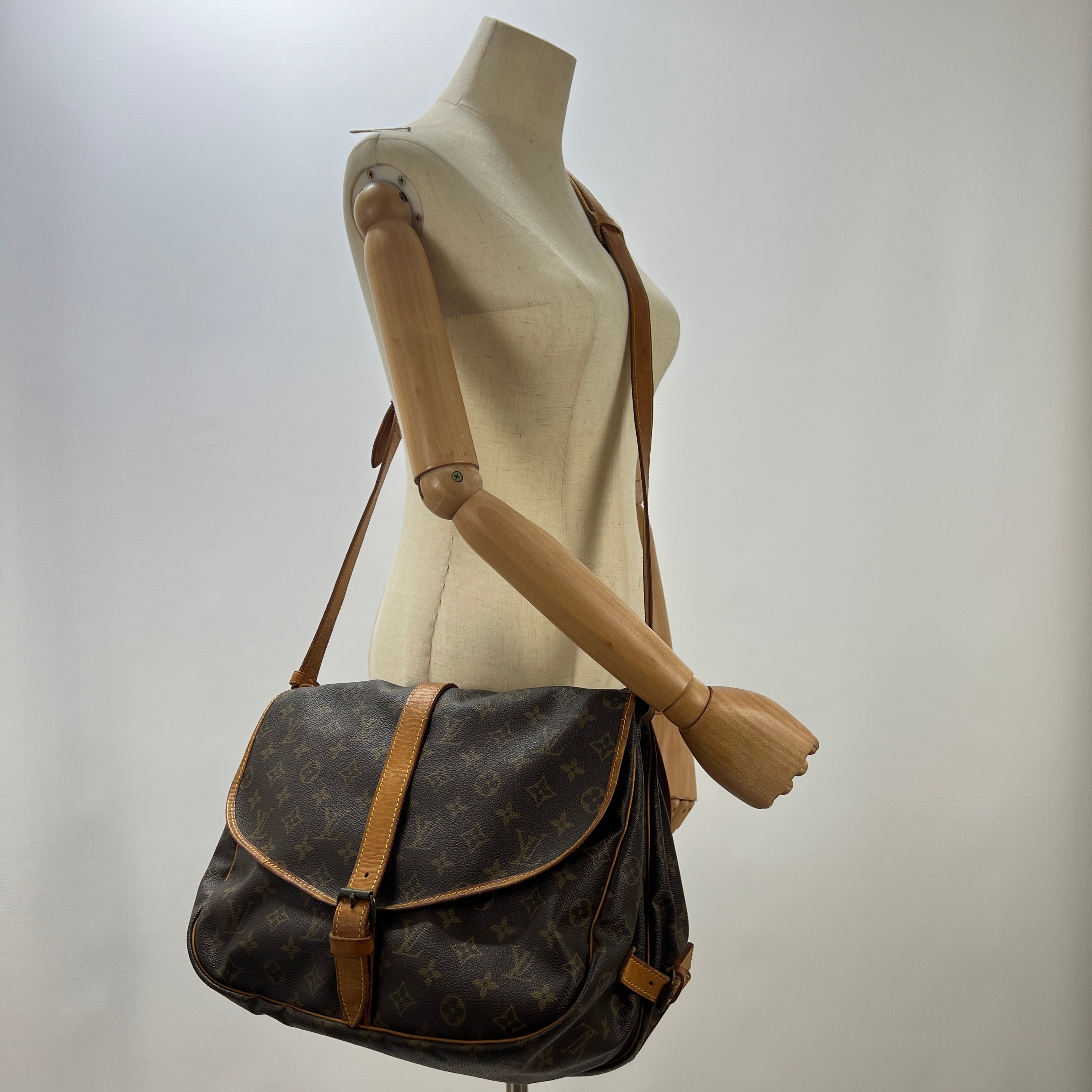 LOUIS VUITTON Saumur 35 handbag in brown canvas and leather