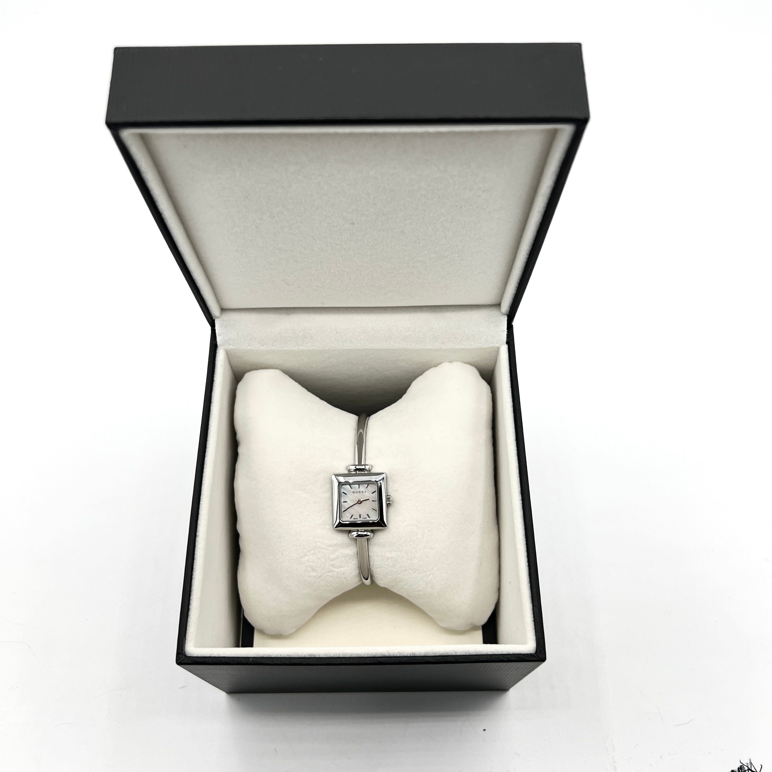 Montre GUCCI 1900 L acier Argenté