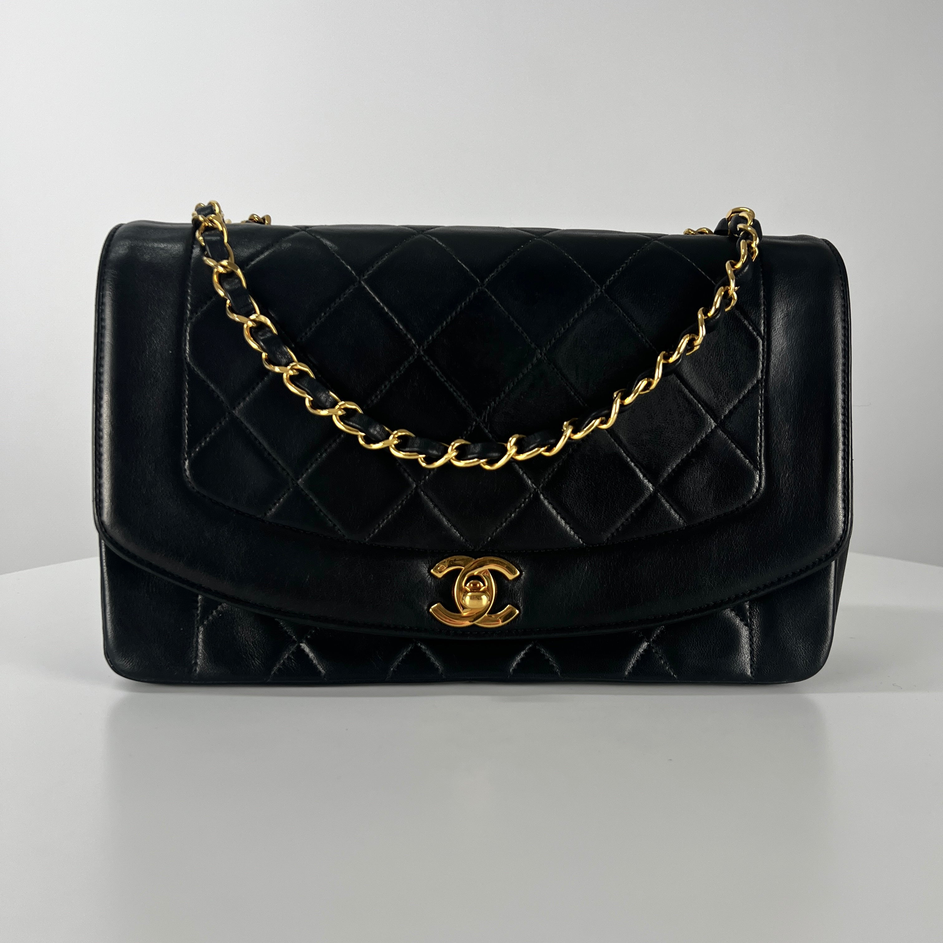Sac à main CHANEL Diana Medium cuir noir