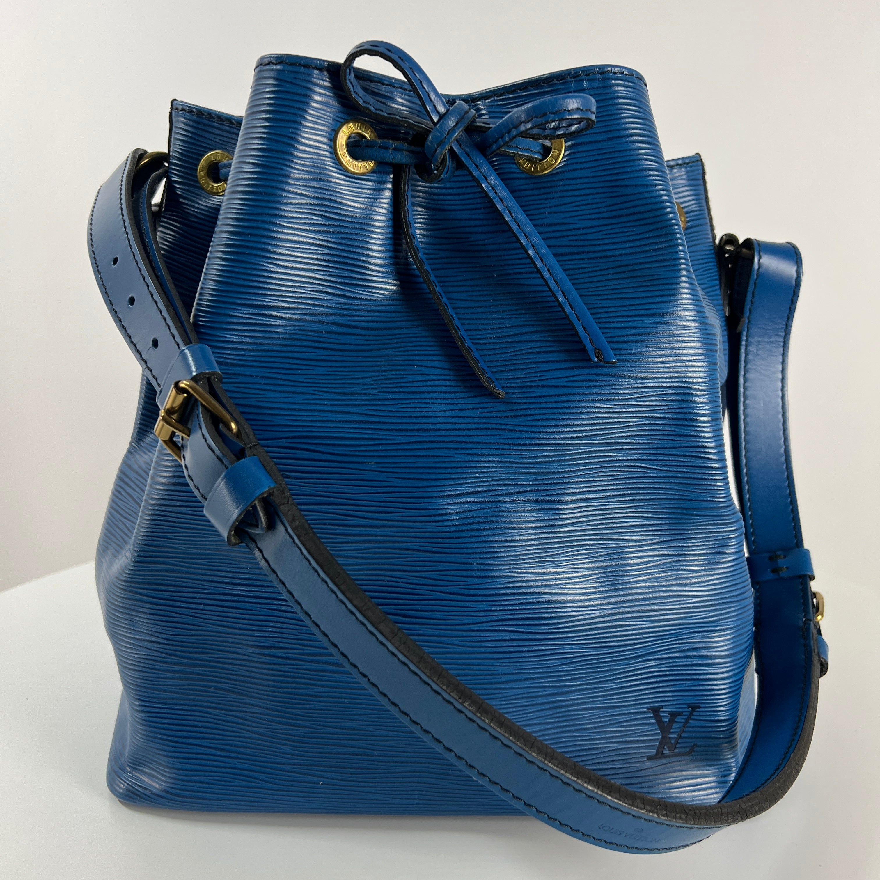 Sac à main LOUIS VUITTON Noé PM cuir épi bleu