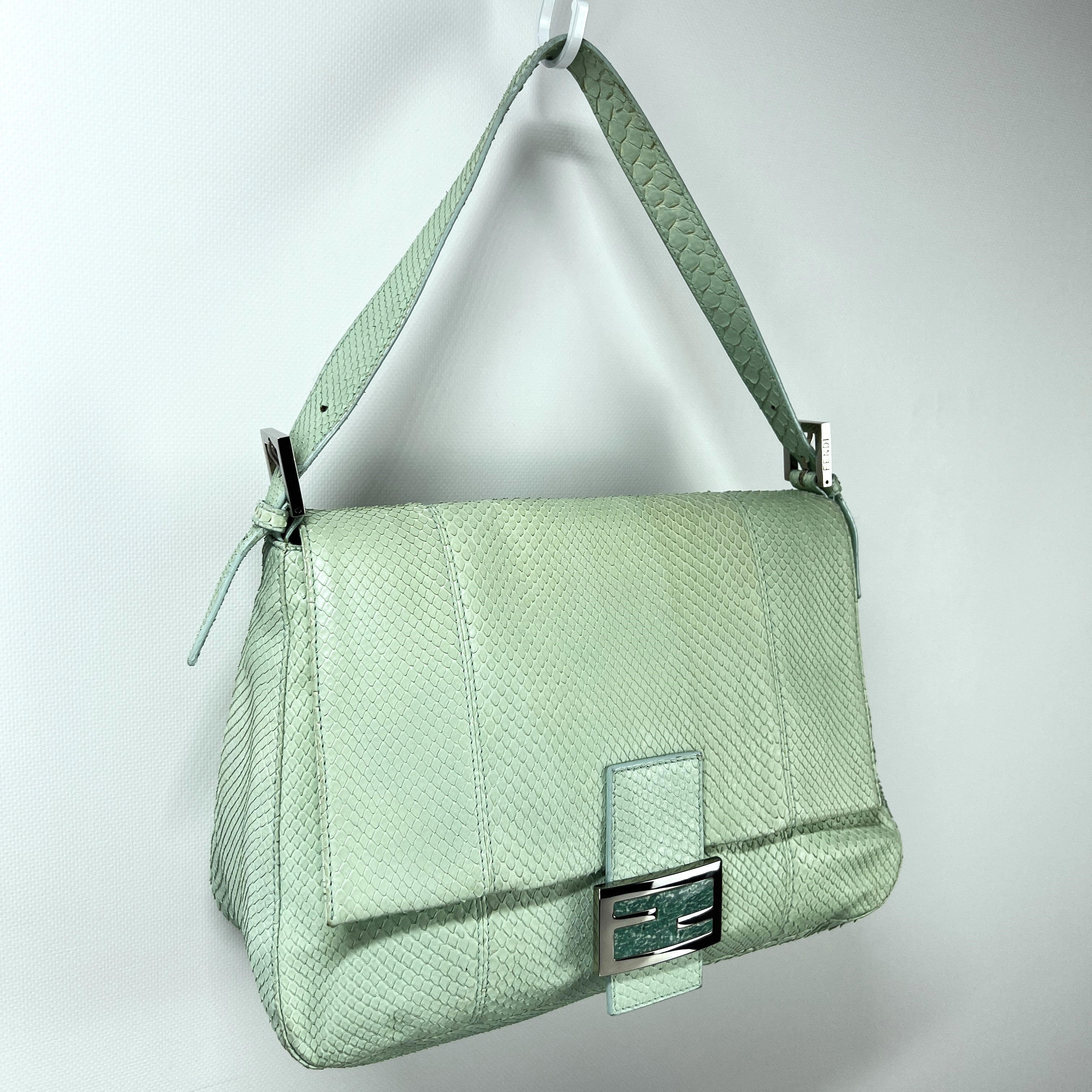 Sac à main FENDI Mamma Baguette cuir exotique python vert