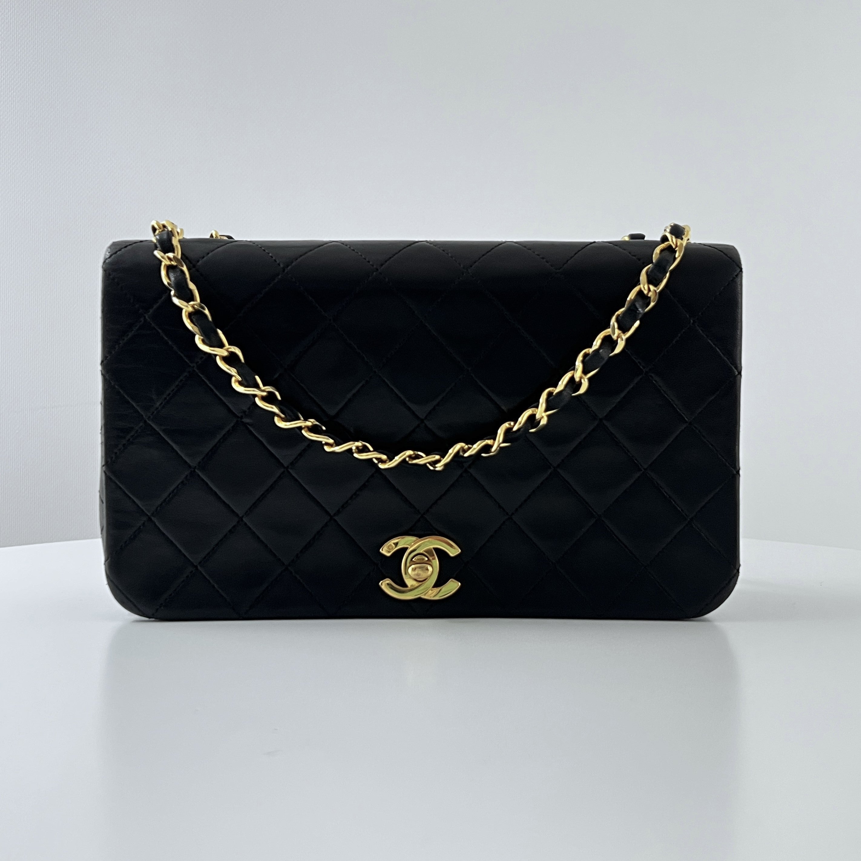 Sac à main CHANEL Timeless classique matelassé single flap cuir noir