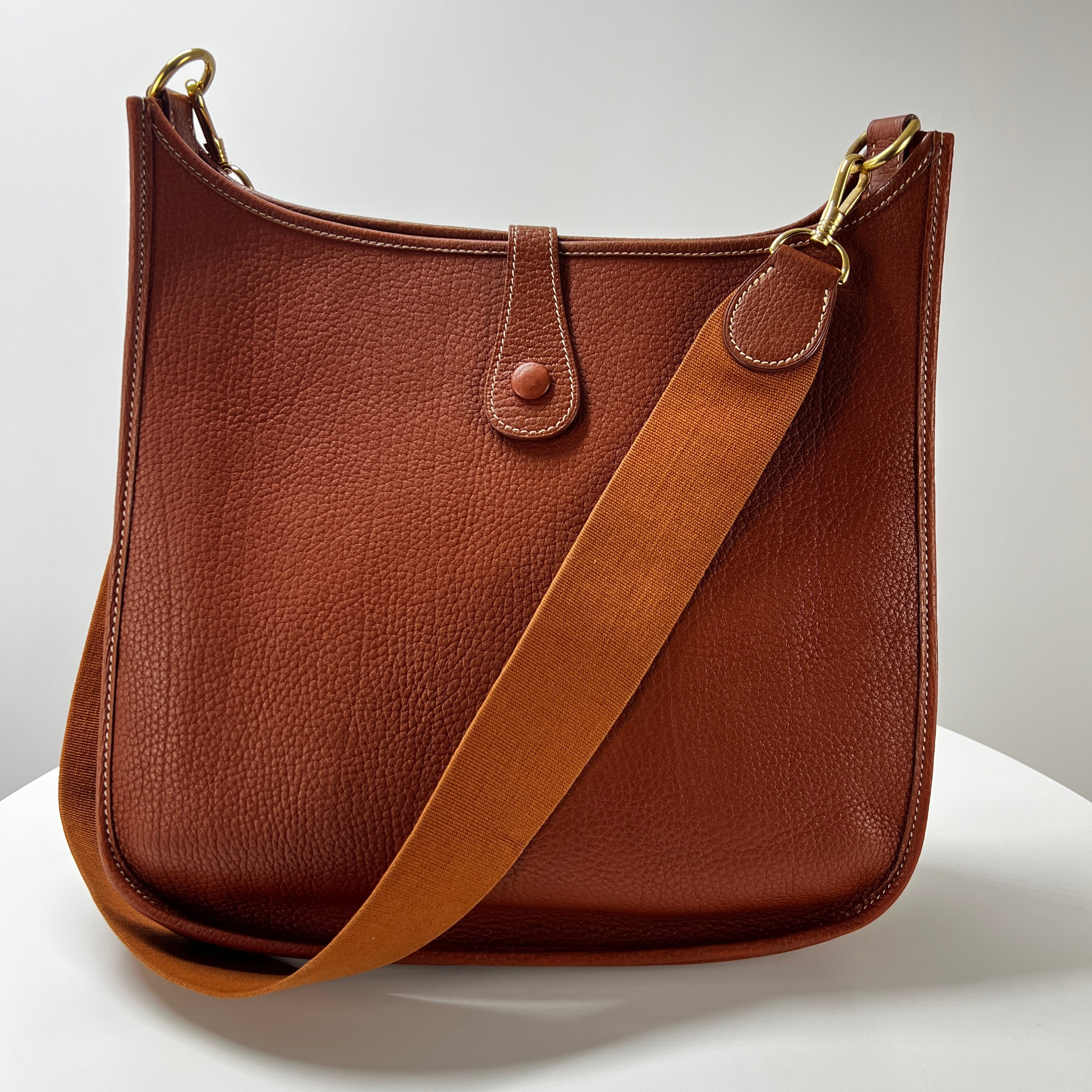 HERMES Evelyne lll handbag in brown clemence leather