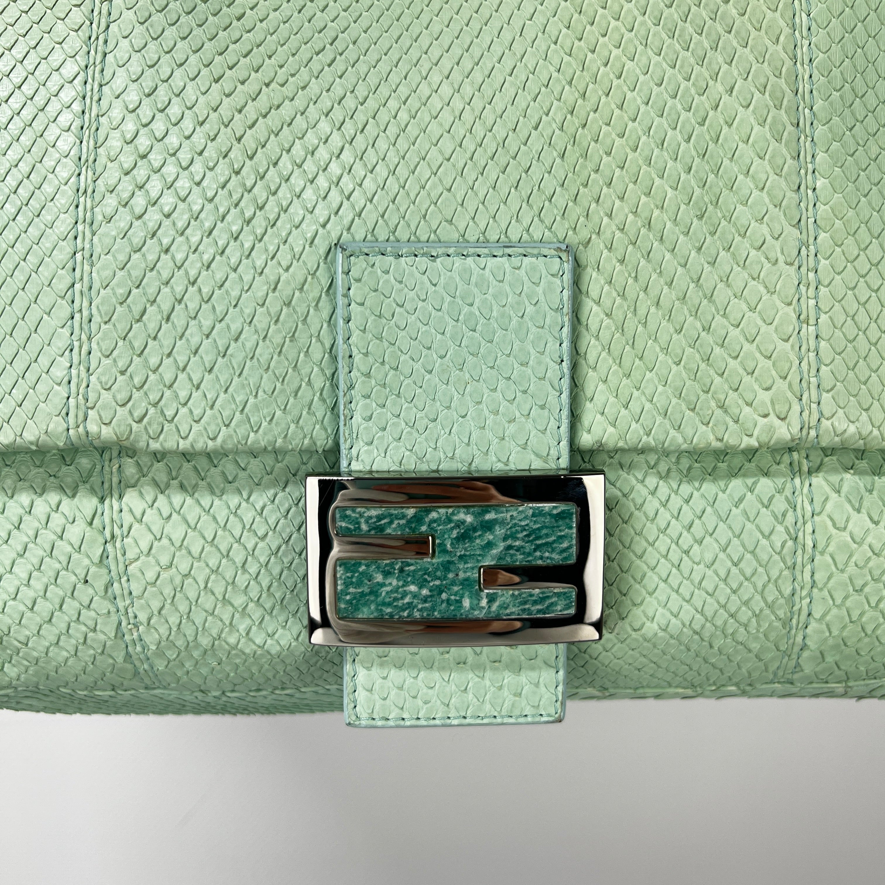 Sac à main FENDI Mamma Baguette cuir exotique python vert