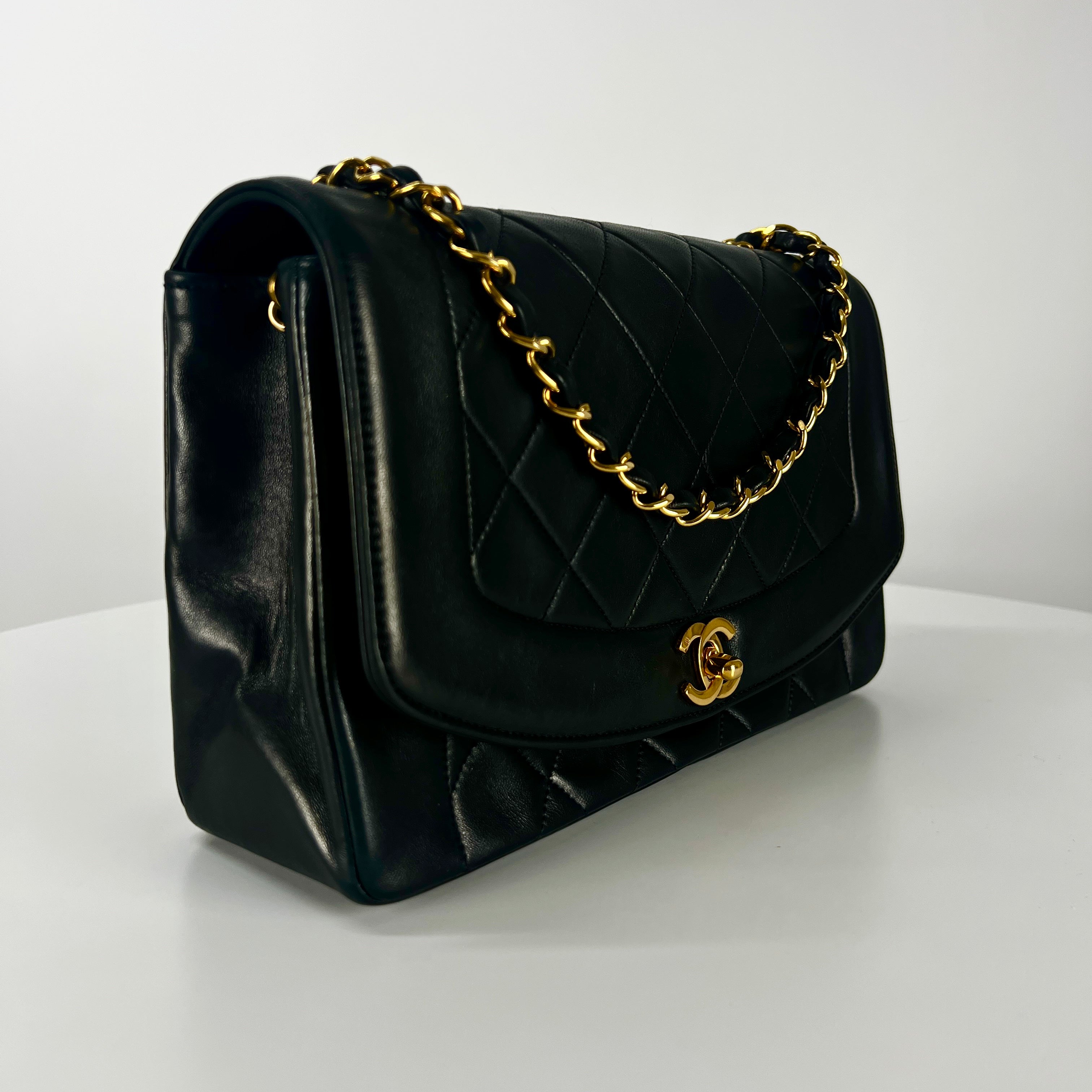 Sac à main CHANEL Diana Medium cuir noir
