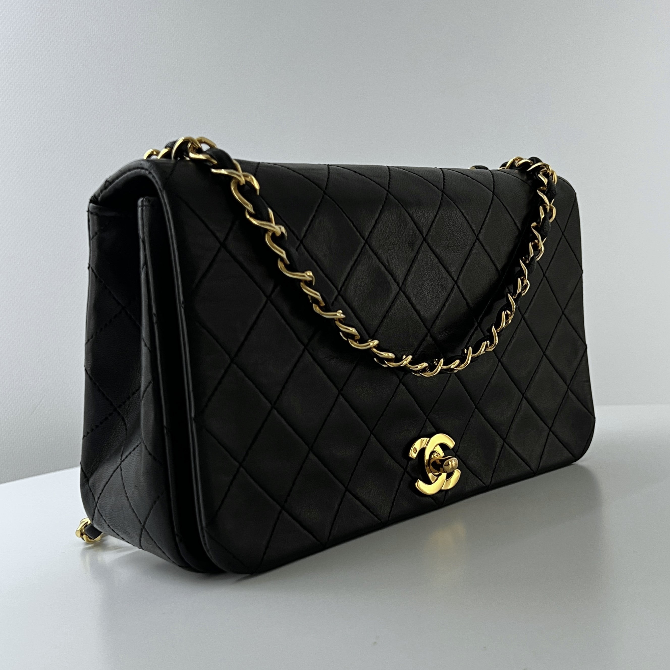 Sac à main CHANEL Timeless classique matelassé single flap cuir noir