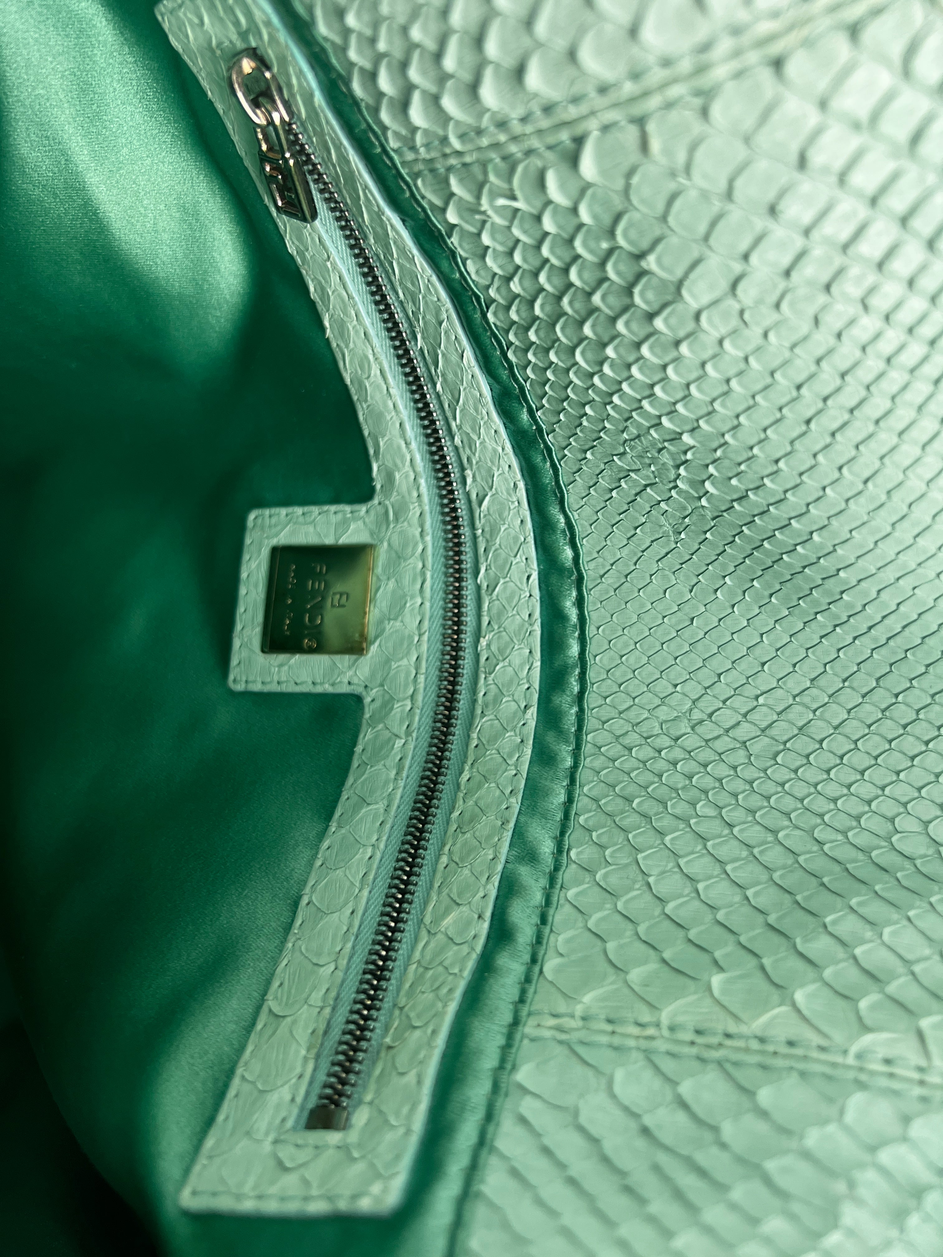 Sac à main FENDI Mamma Baguette cuir exotique python vert