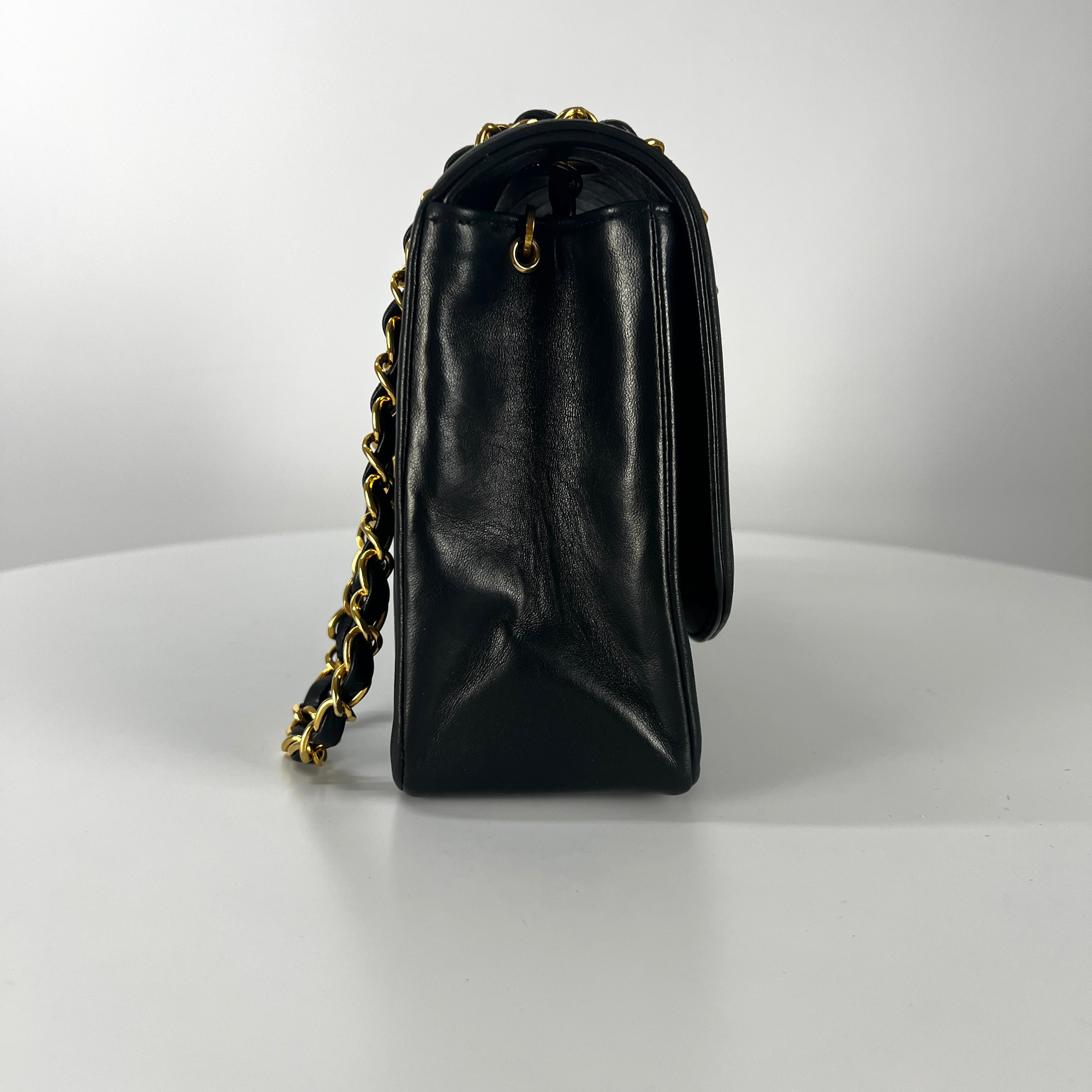 Sac à main CHANEL Diana Medium cuir noir