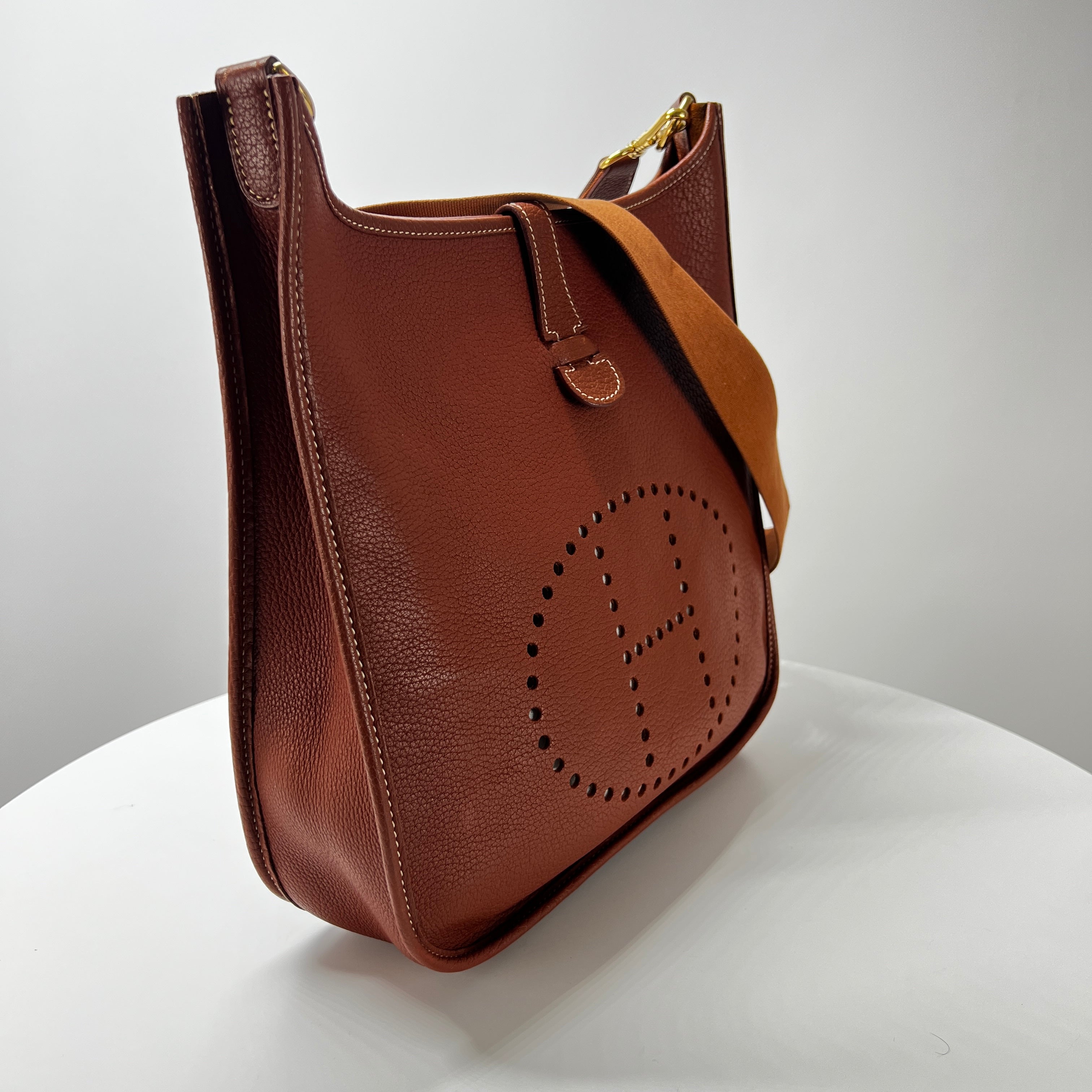 HERMES Evelyne lll handbag in brown clemence leather