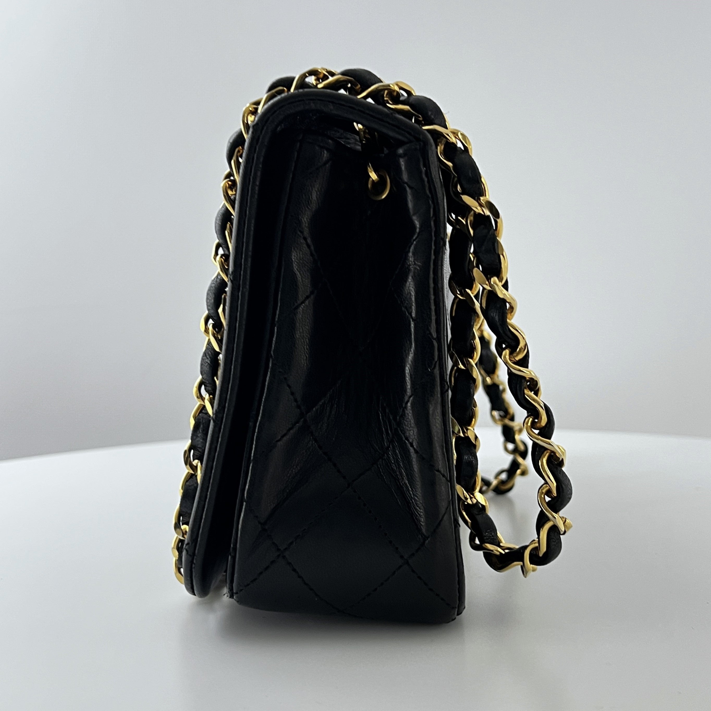 Sac à main CHANEL Timeless classique matelassé single flap cuir noir