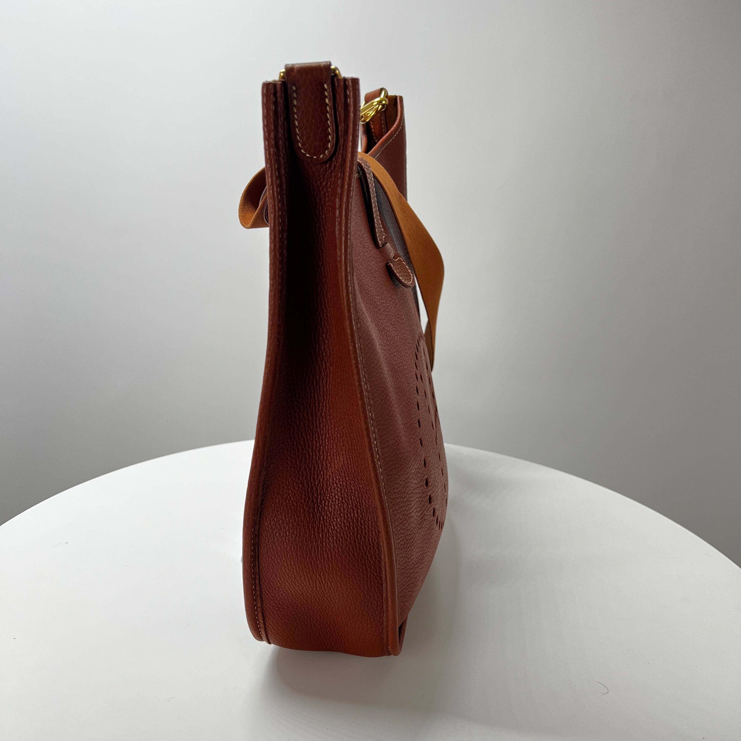 HERMES Evelyne lll handbag in brown clemence leather