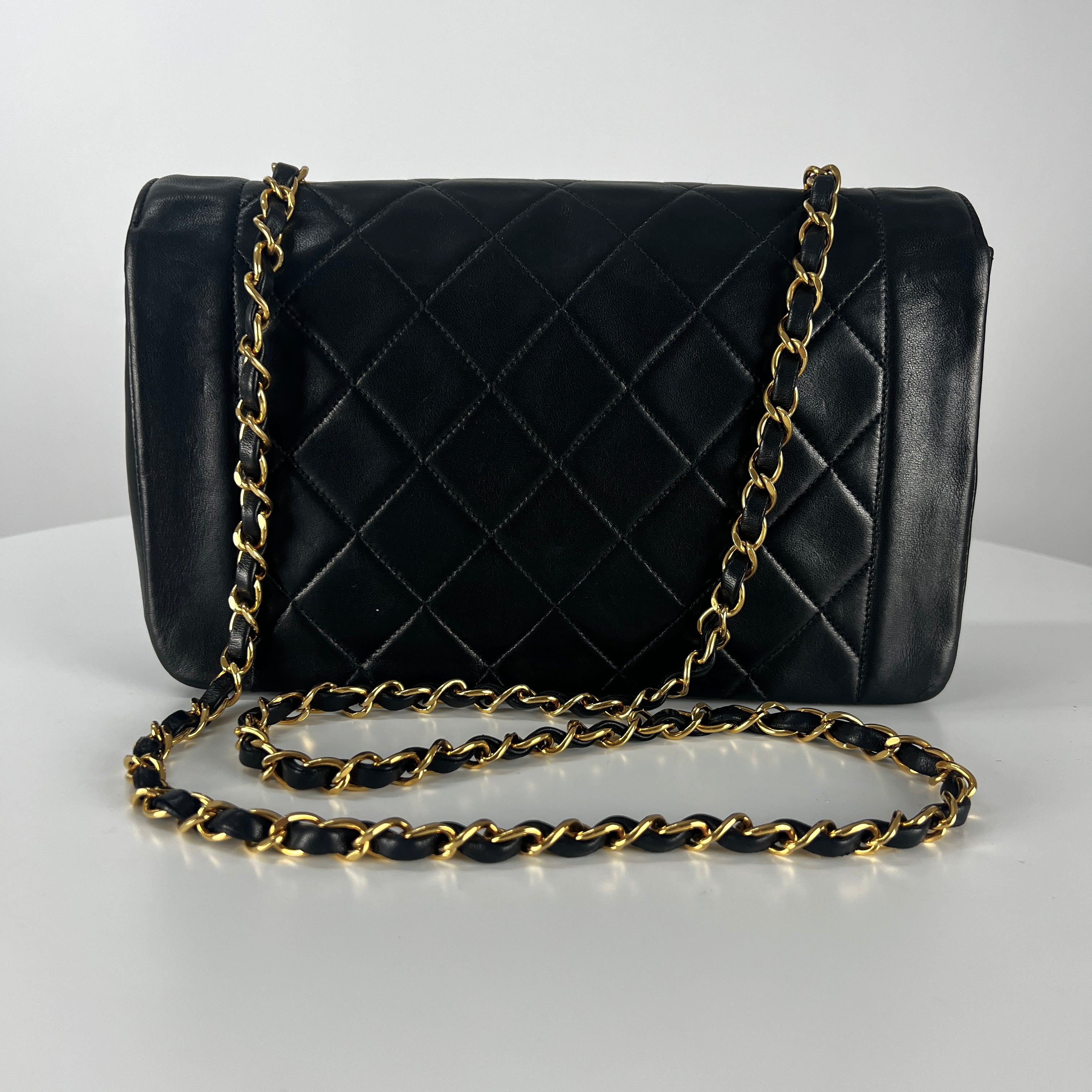 Sac à main CHANEL Diana Medium cuir noir