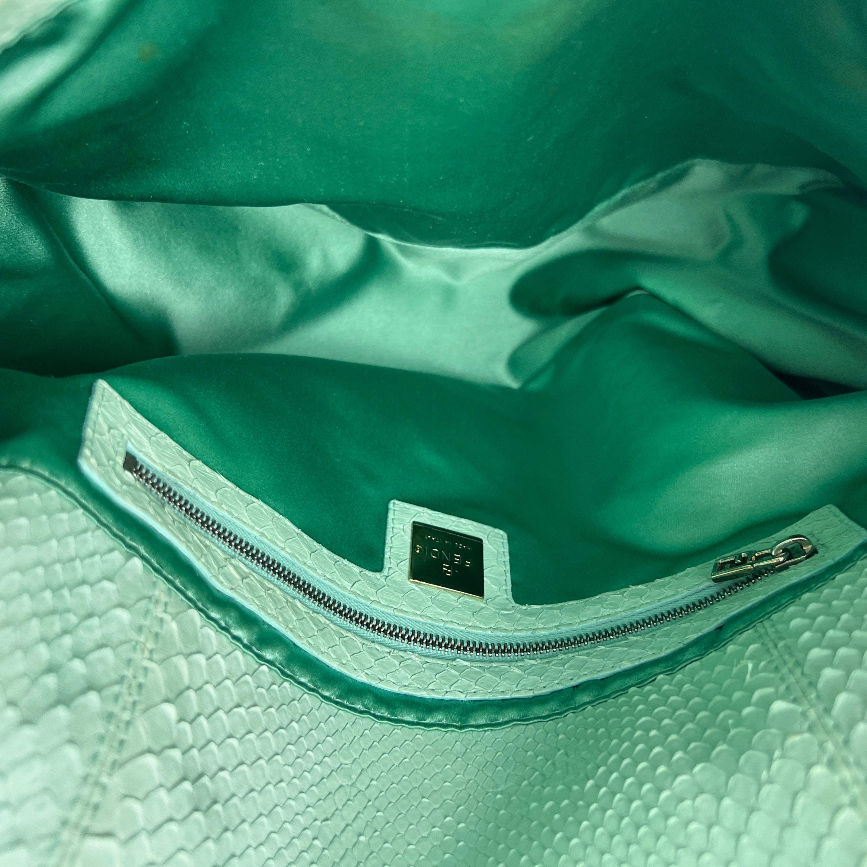 Sac à main FENDI Mamma Baguette cuir exotique python vert