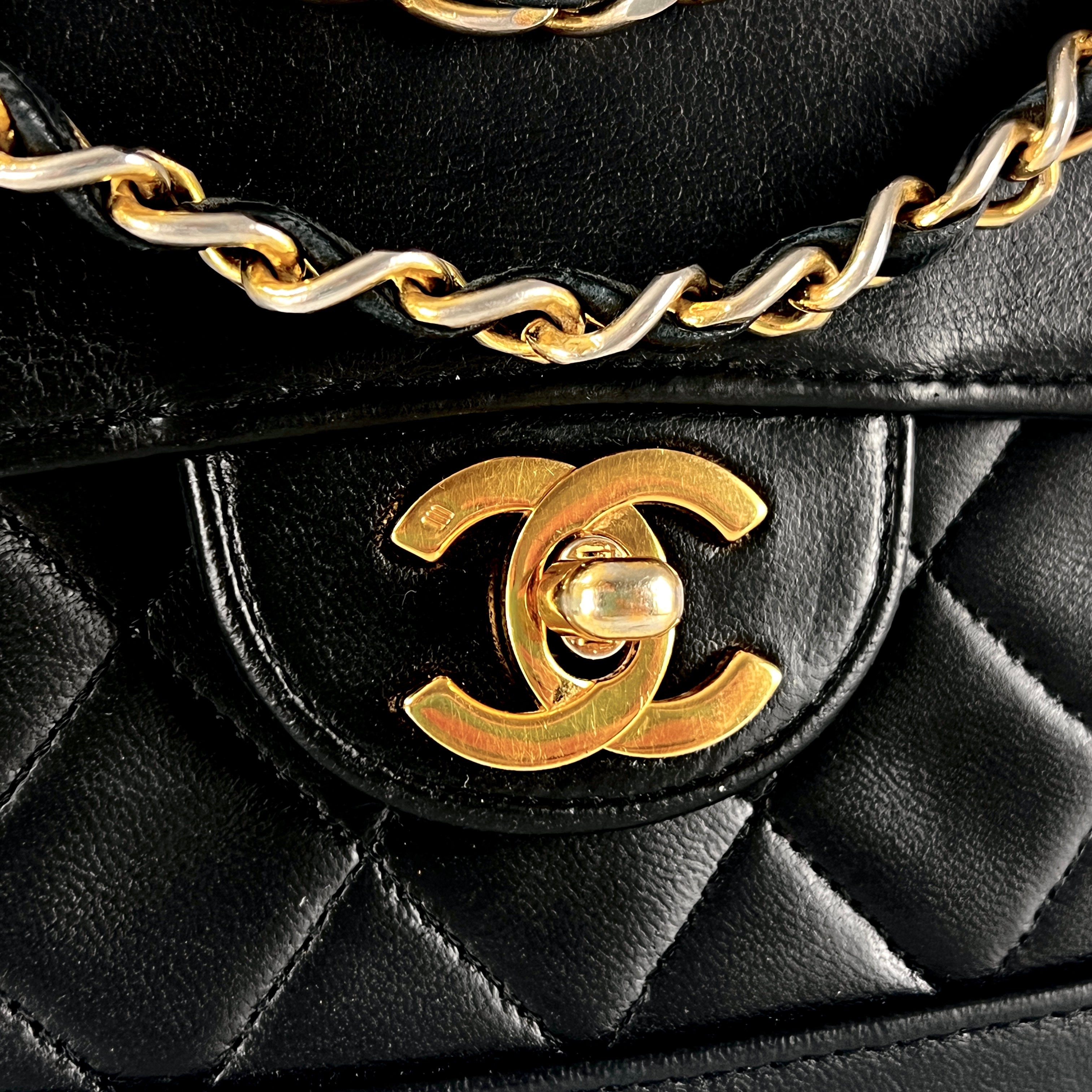 Sac à main CHANEL Matelassé coco mark cuir noir