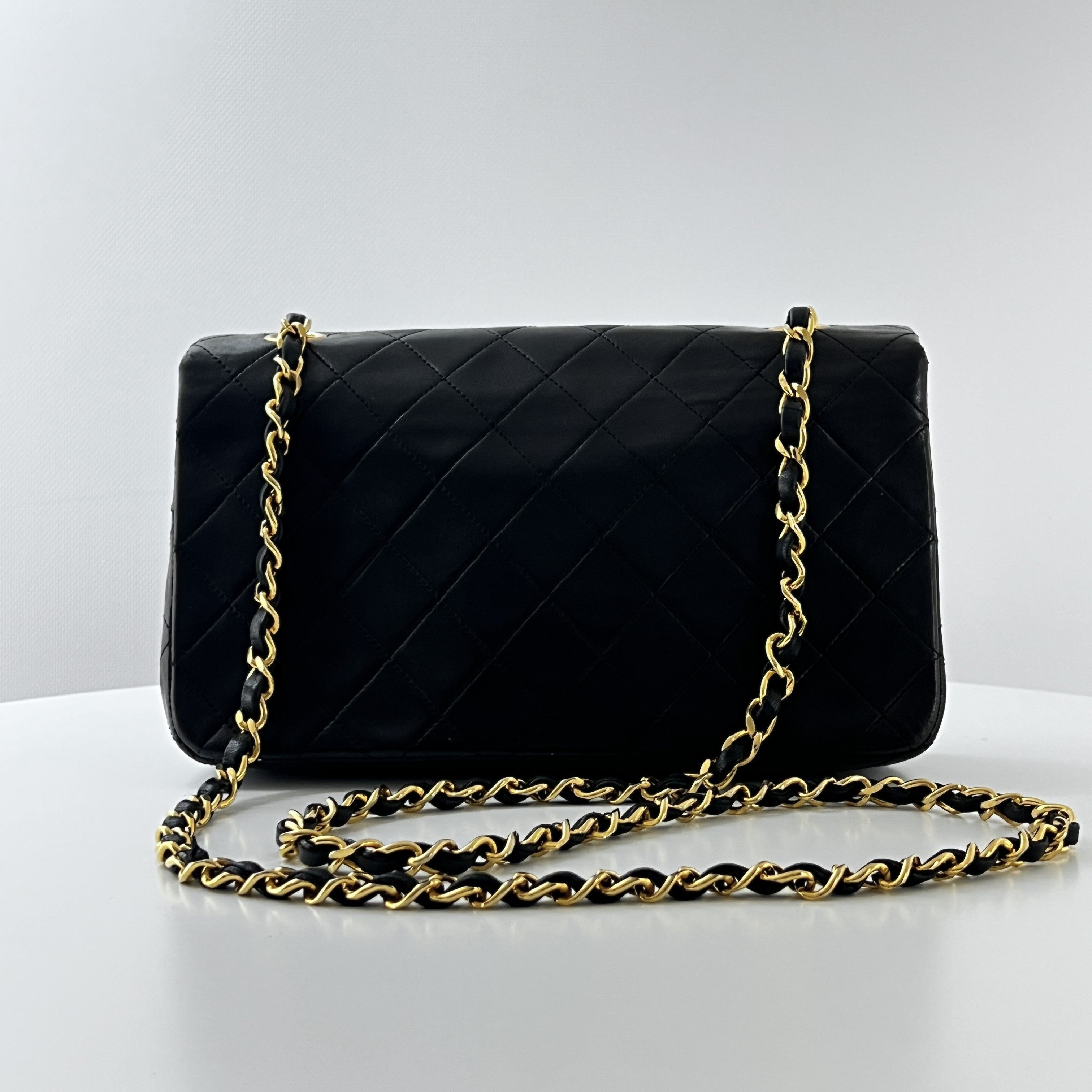 Sac à main CHANEL Timeless classique matelassé single flap cuir noir