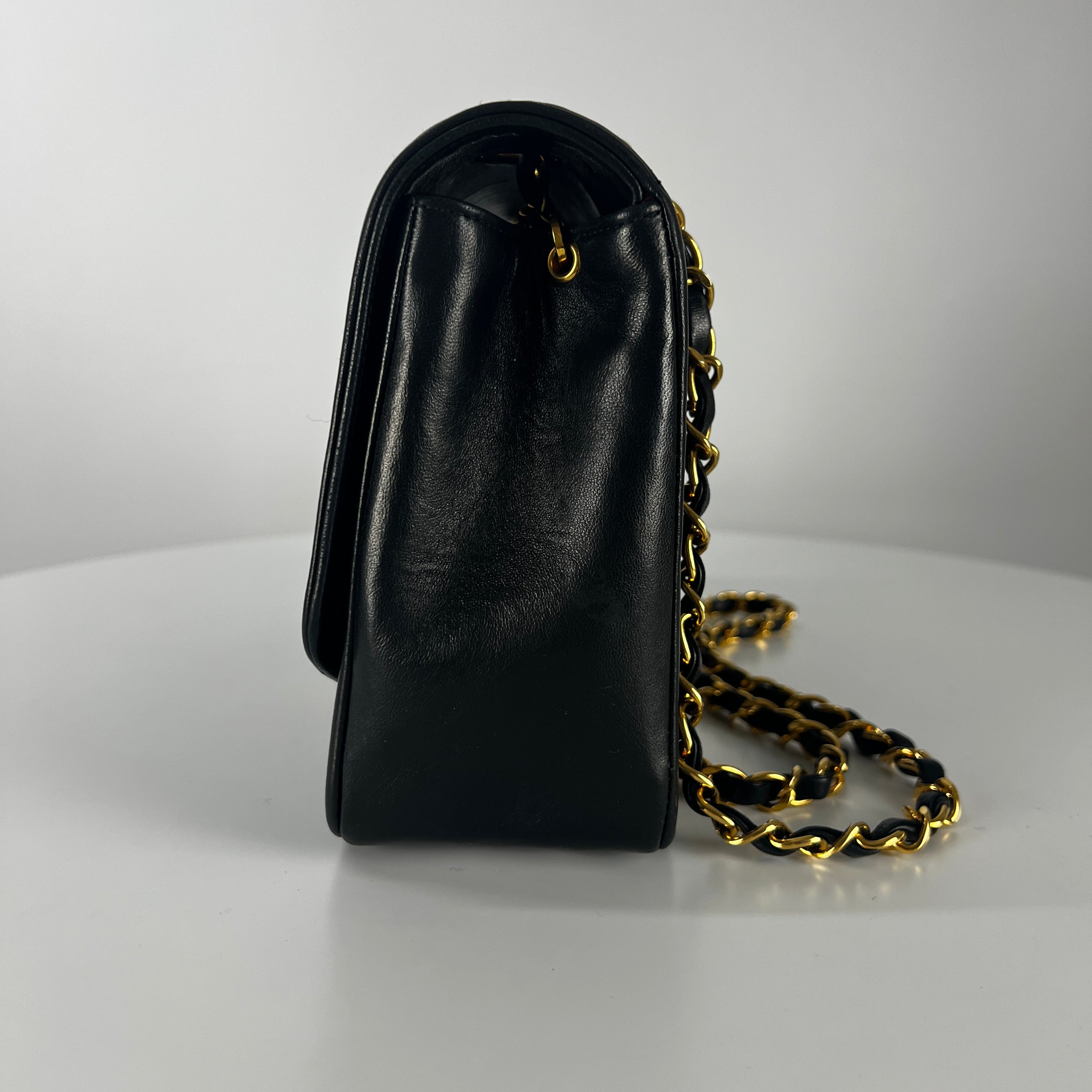 Sac à main CHANEL Diana Medium cuir noir