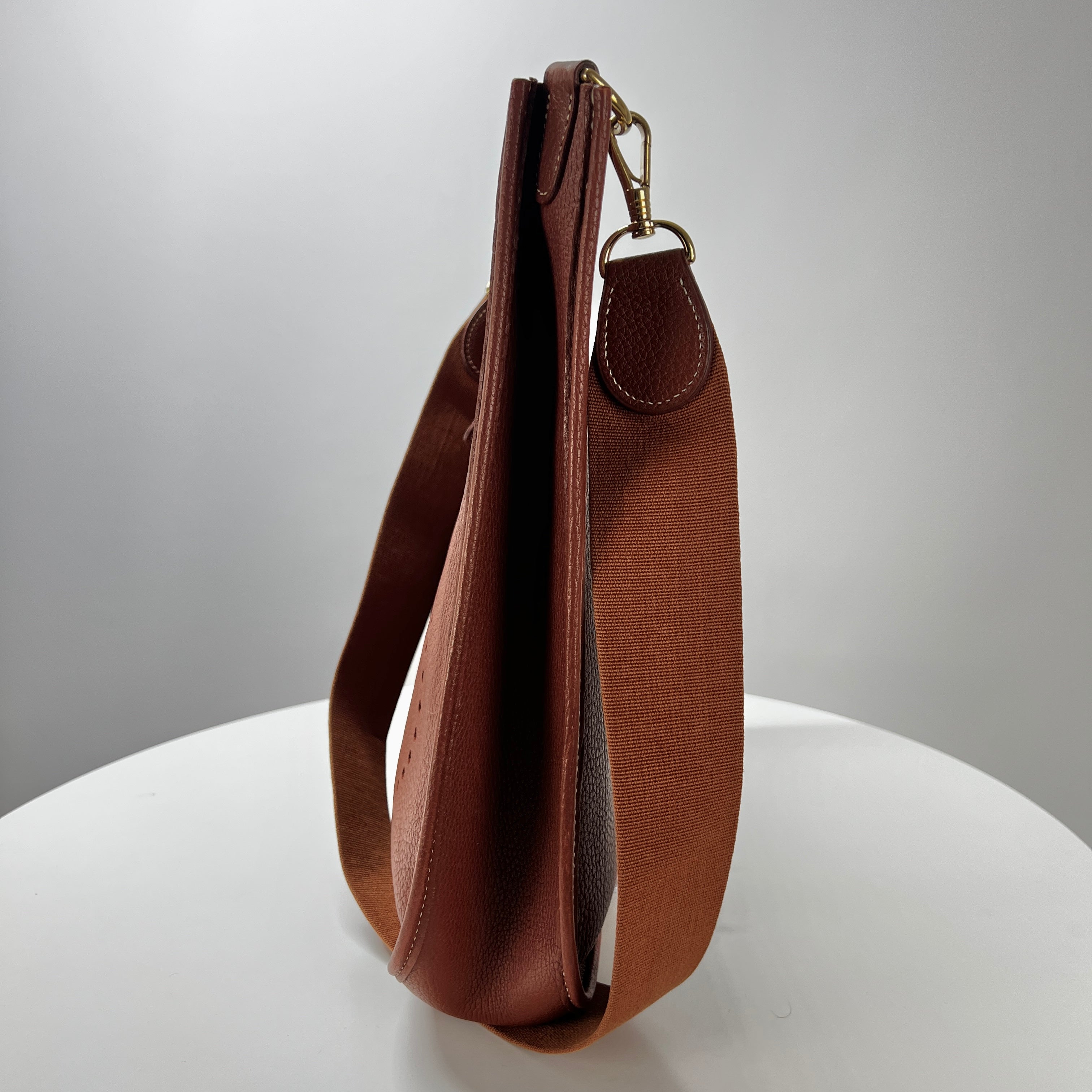 HERMES Evelyne lll handbag in brown clemence leather