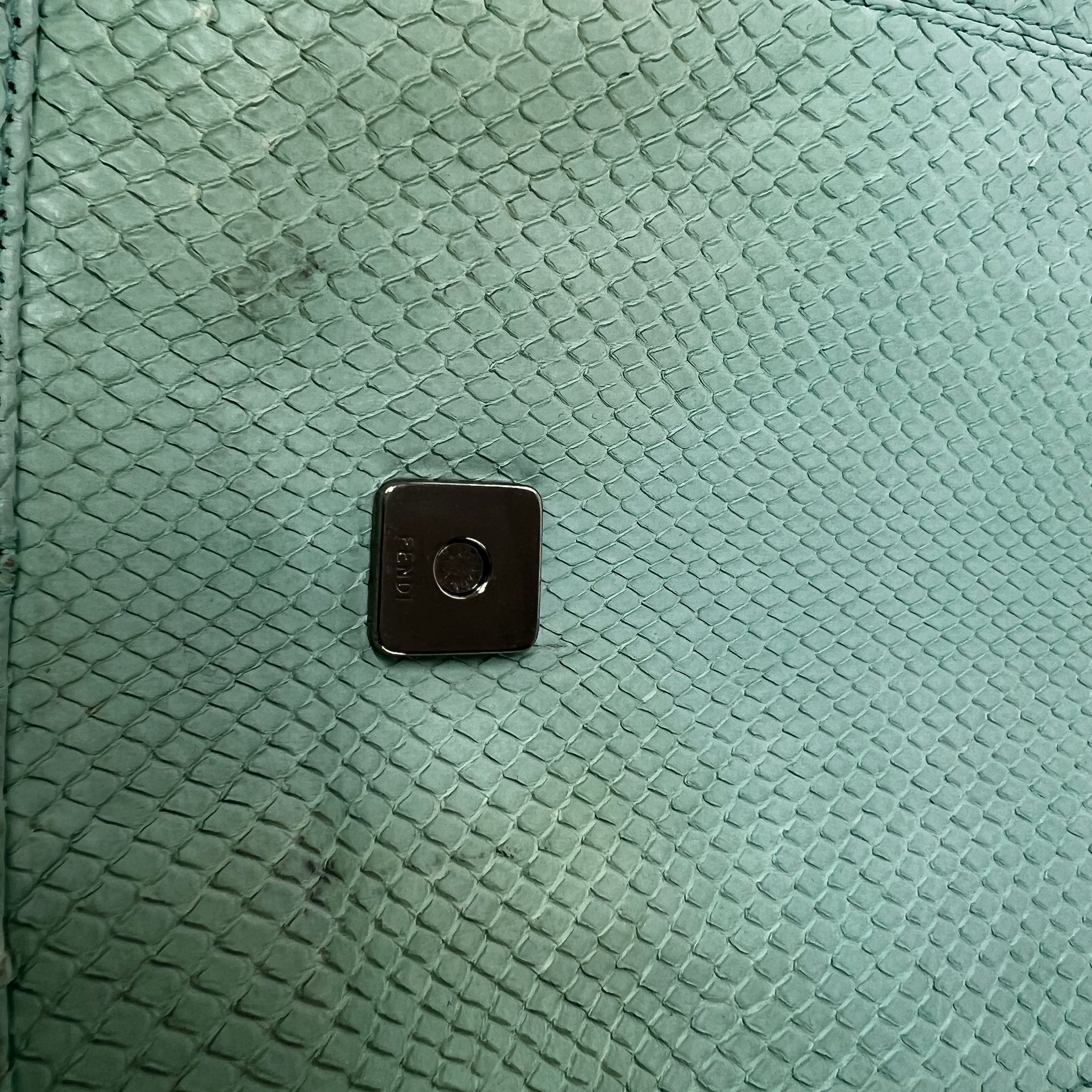 Sac à main FENDI Mamma Baguette cuir exotique python vert