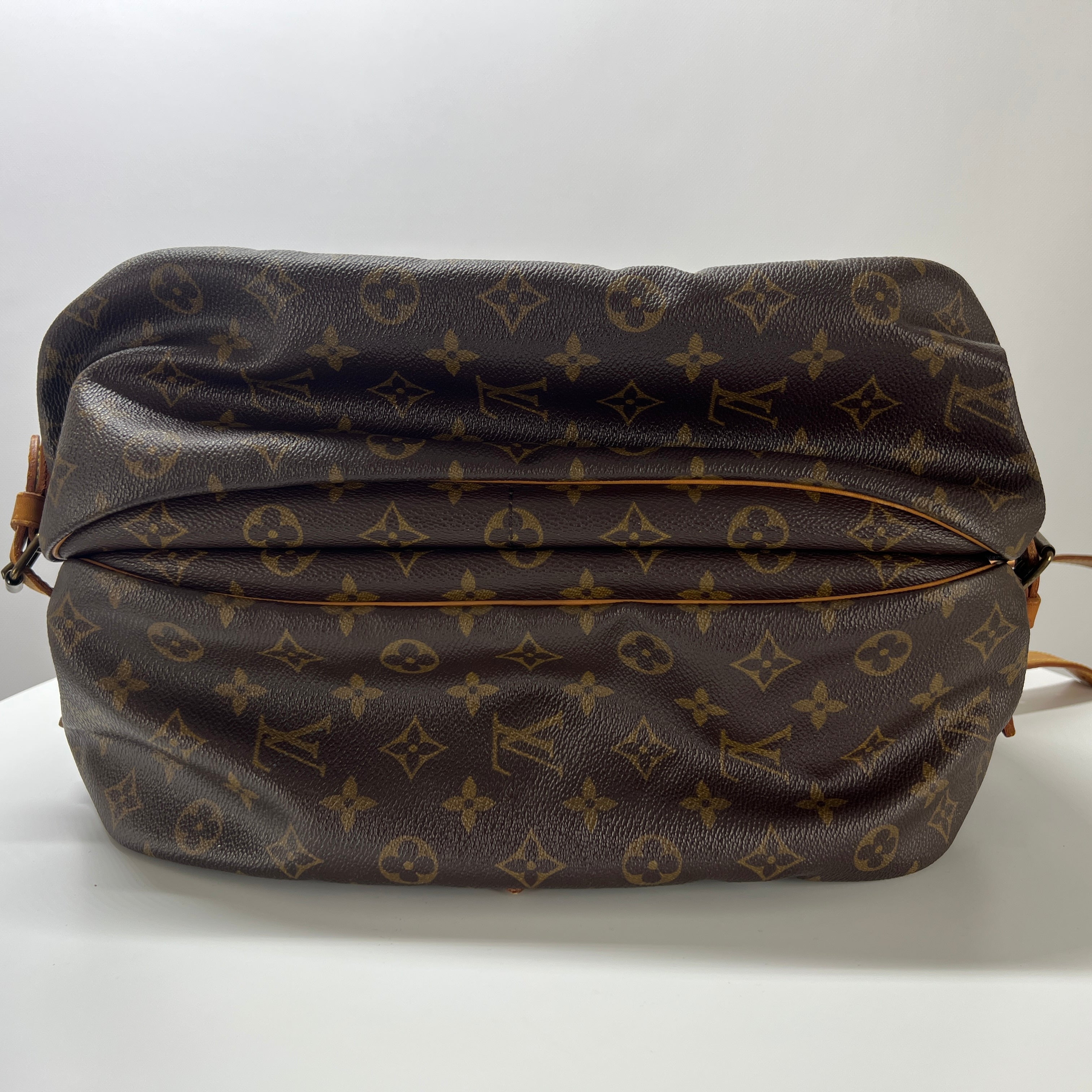 LOUIS VUITTON Saumur 35 handbag in brown canvas and leather