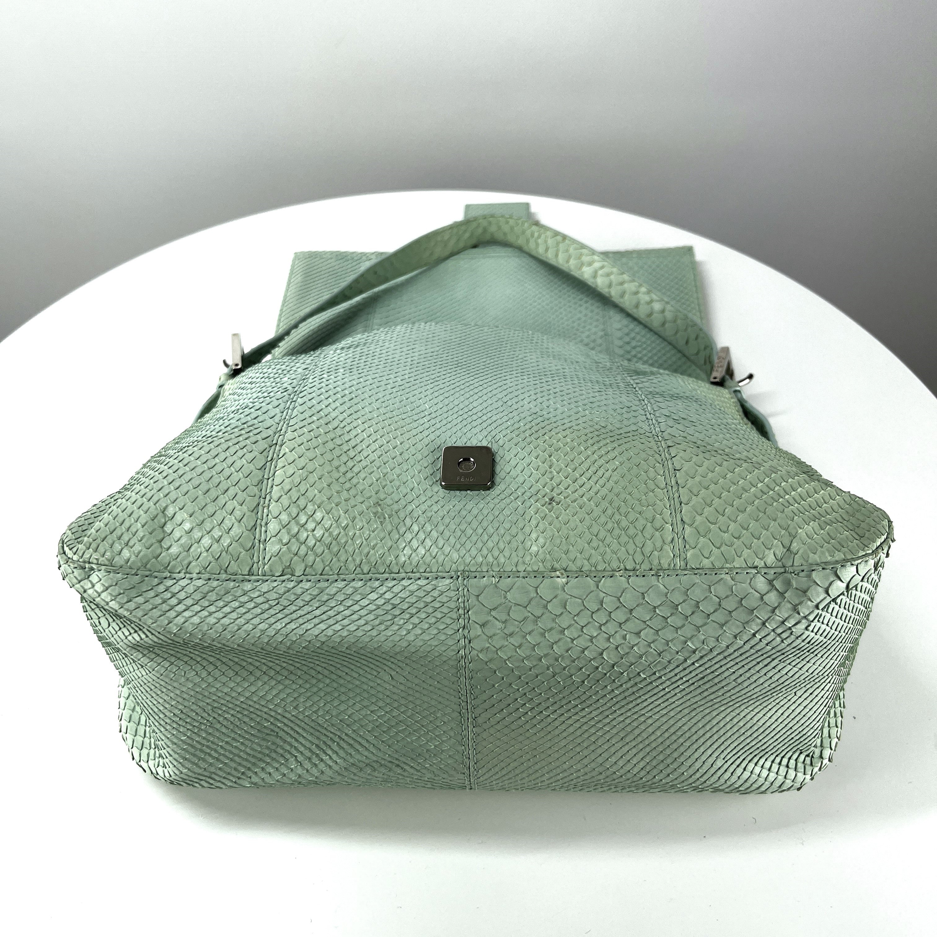 Sac à main FENDI Mamma Baguette cuir exotique python vert
